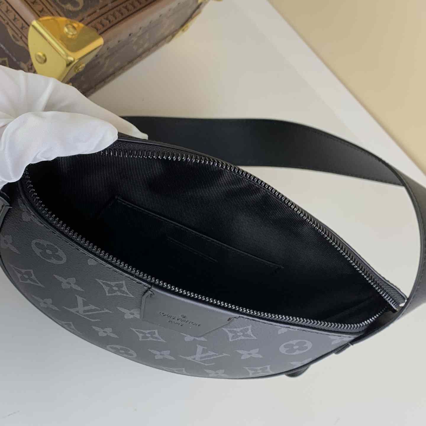 Louis Vuitton LV Moon Crossbody (24.5 x 16 x4.5cm)  M23835 - DopestKickz