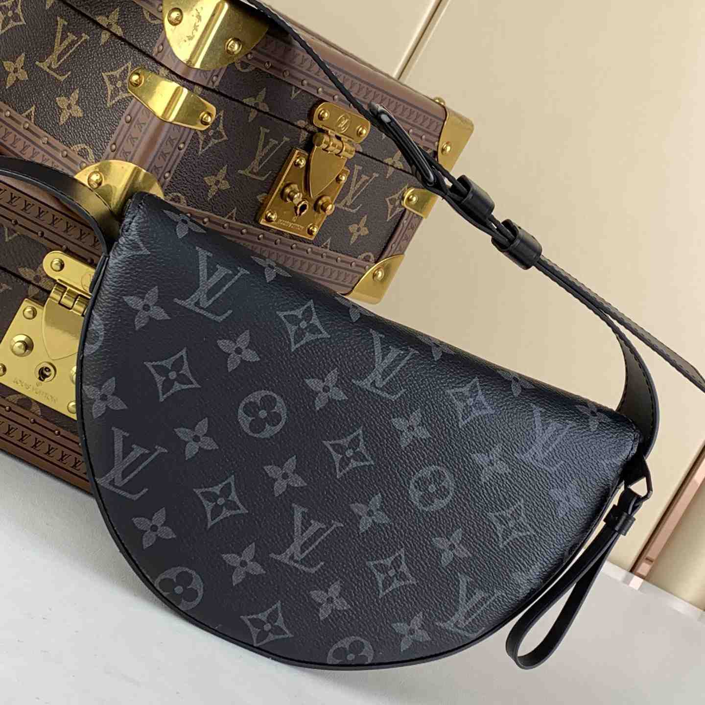 Louis Vuitton LV Moon Crossbody (24.5 x 16 x4.5cm)  M23835 - DopestKickz