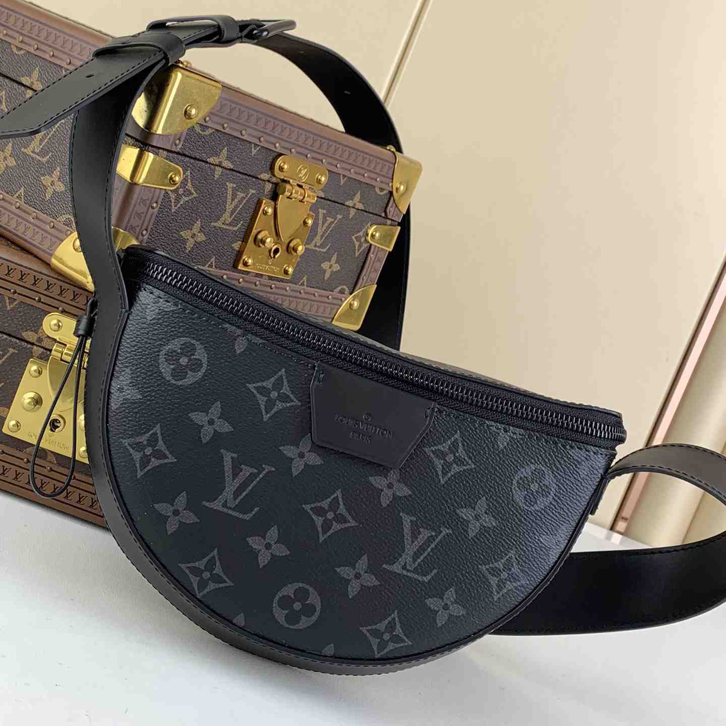 Louis Vuitton LV Moon Crossbody (24.5 x 16 x4.5cm)  M23835 - DopestKickz