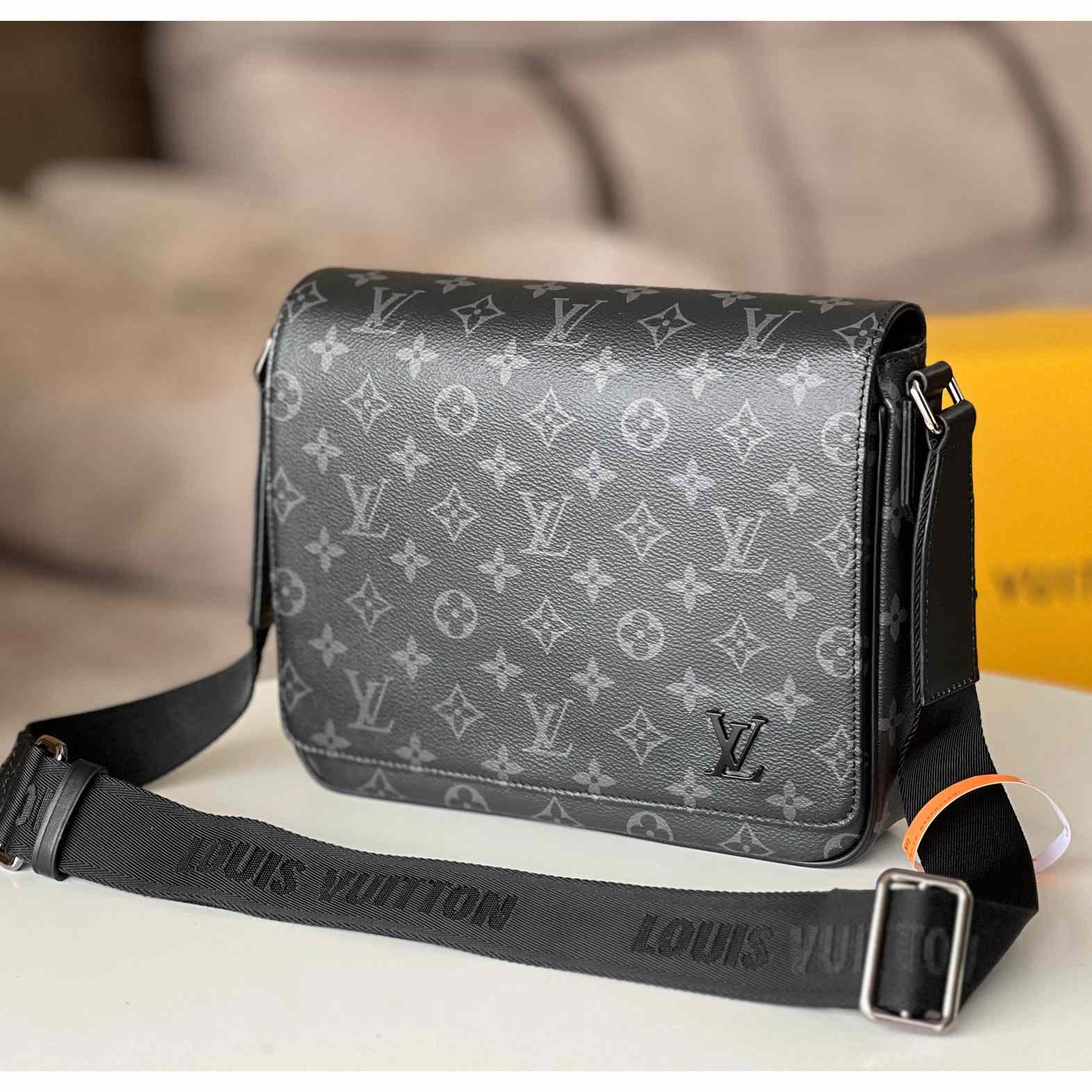 Louis Vuitton District PM (26 x 20 x 7cm)   M46255 - DopestKickz