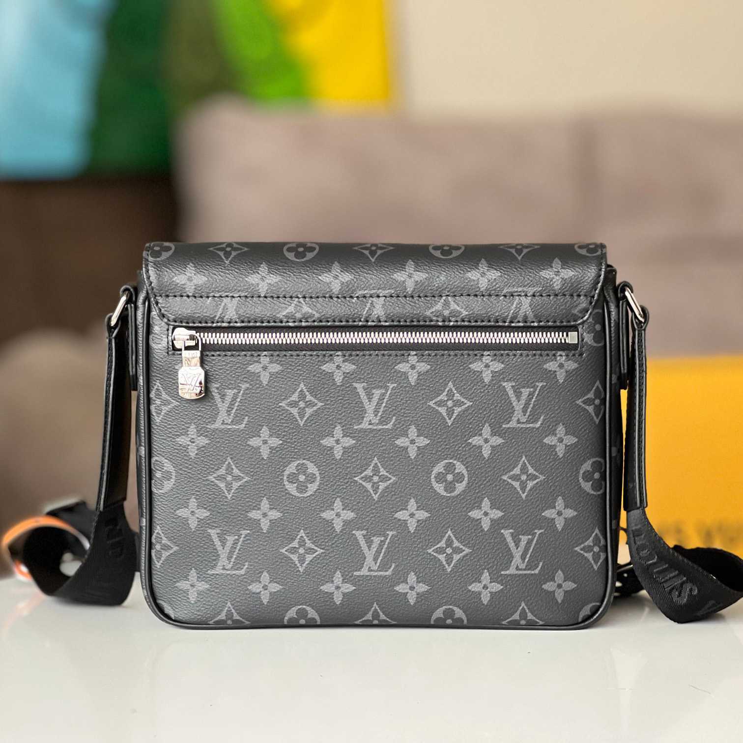 Louis Vuitton District PM (26 x 20 x 7cm)   M46255 - DopestKickz