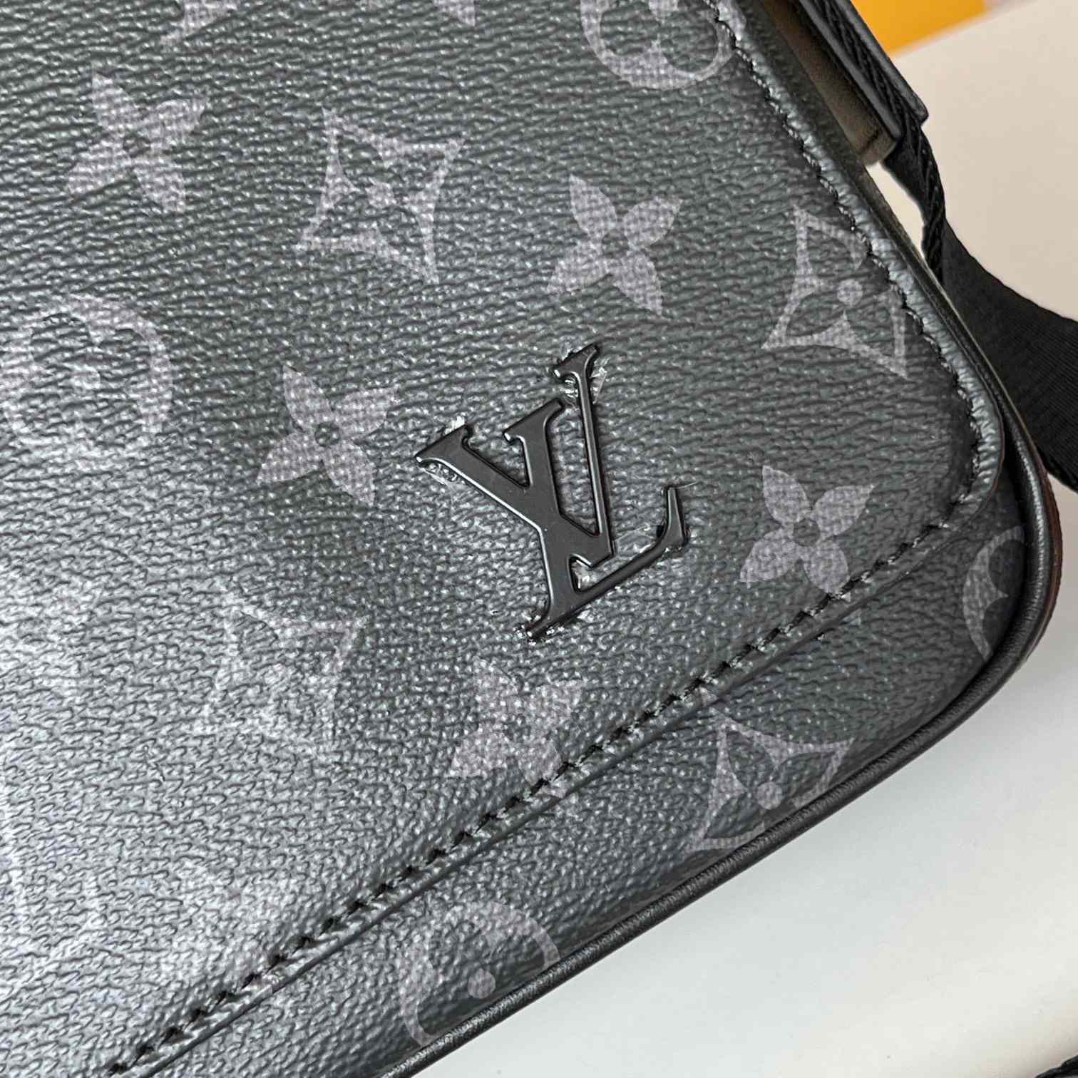 Louis Vuitton District PM (26 x 20 x 7cm)   M46255 - DopestKickz