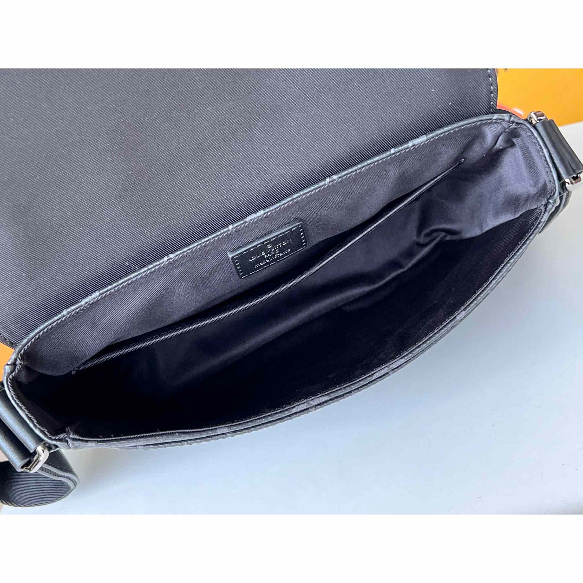 Louis Vuitton District PM (26 x 20 x 7cm)   M46255 - DopestKickz