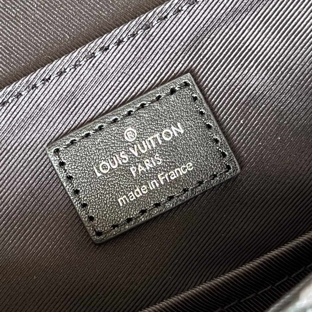 Louis Vuitton District PM (26 x 20 x 7cm)   M46255 - DopestKickz