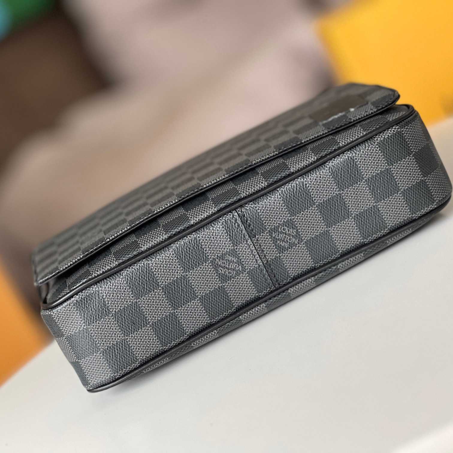 Louis Vuitton District PM (26 x 20 x 7cm)   N42710 - DopestKickz