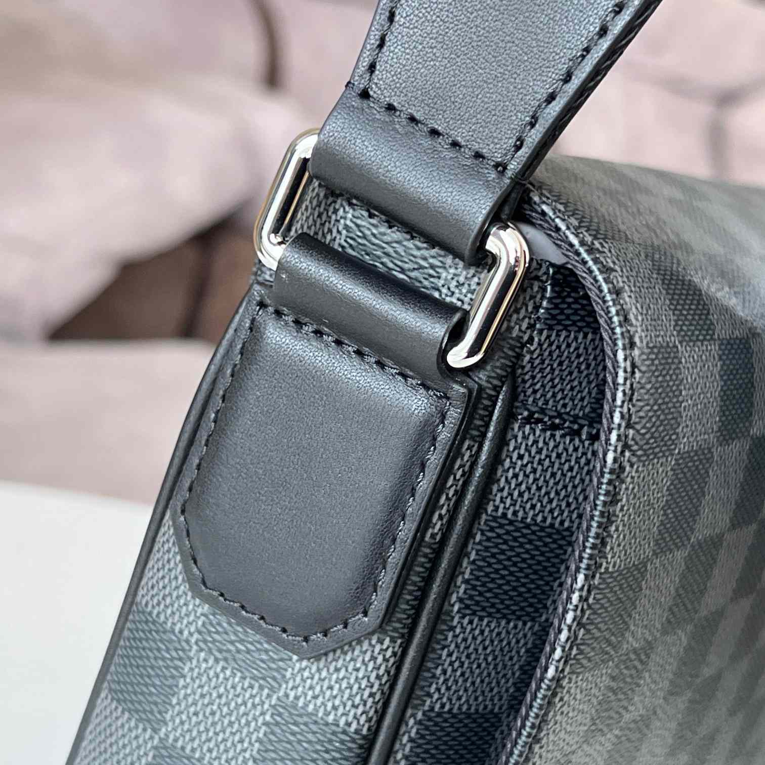 Louis Vuitton District PM (26 x 20 x 7cm)   N42710 - DopestKickz