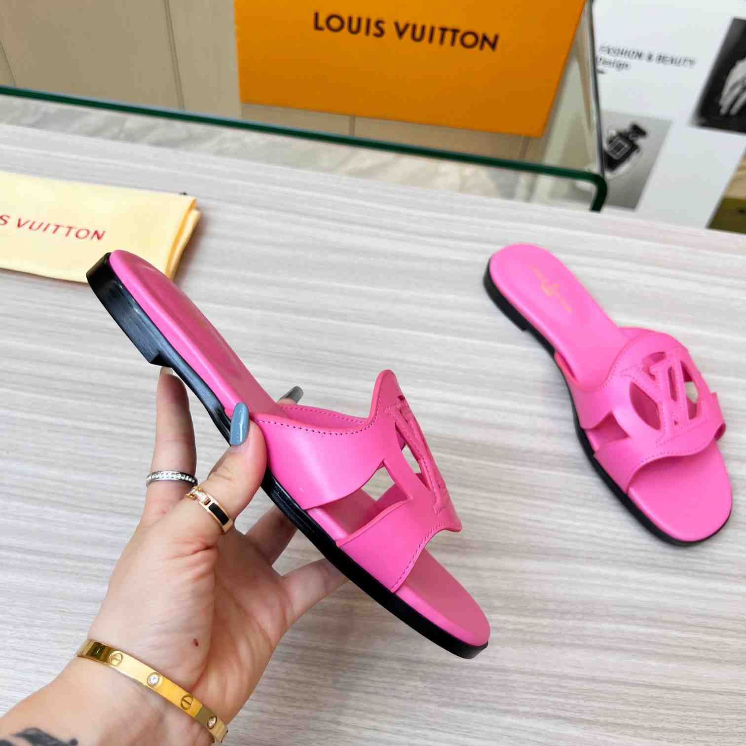 Louis Vuitton LV Isola Flat Mule   1ABP3Y - DopestKickz