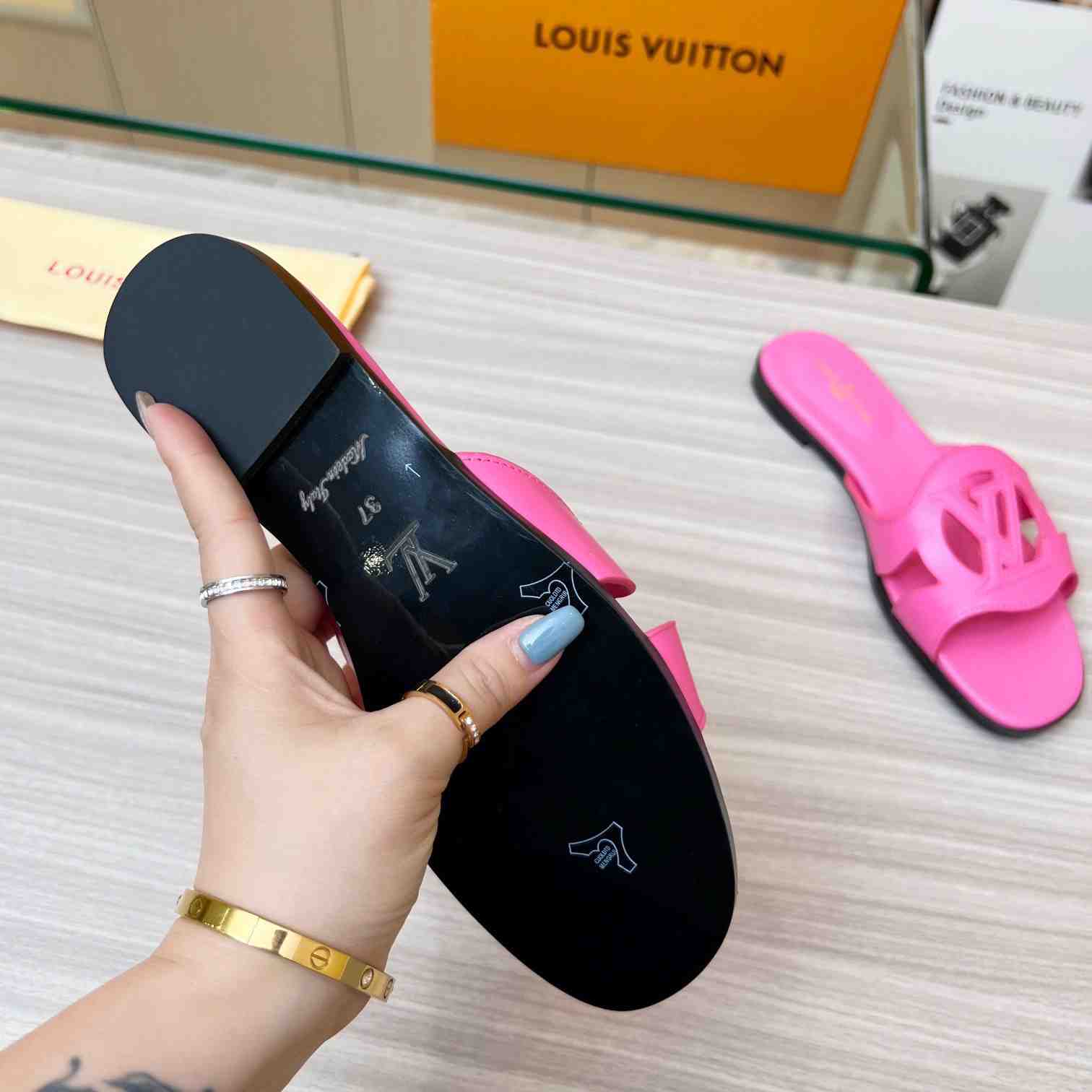 Louis Vuitton LV Isola Flat Mule   1ABP3Y - DopestKickz