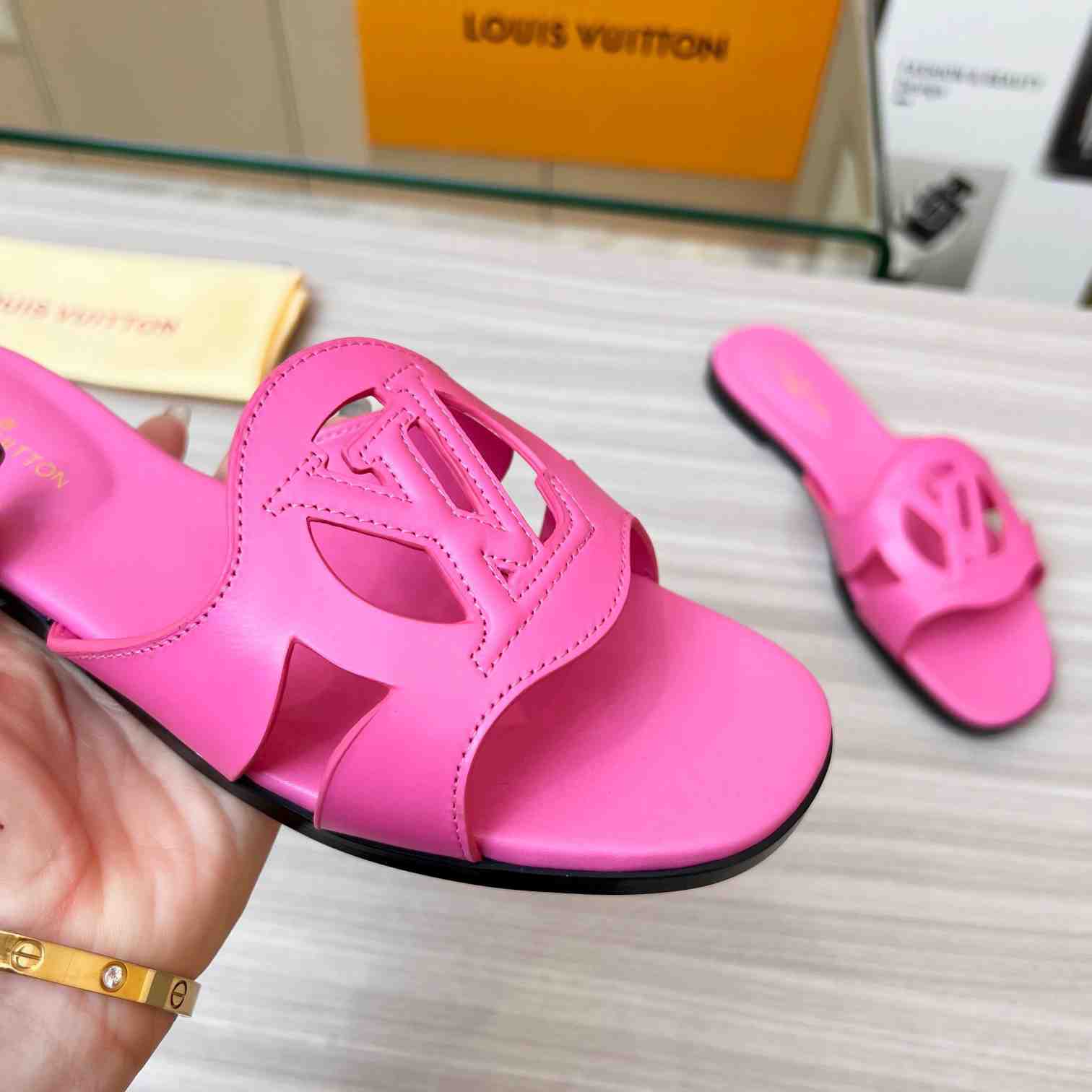 Louis Vuitton LV Isola Flat Mule   1ABP3Y - DopestKickz