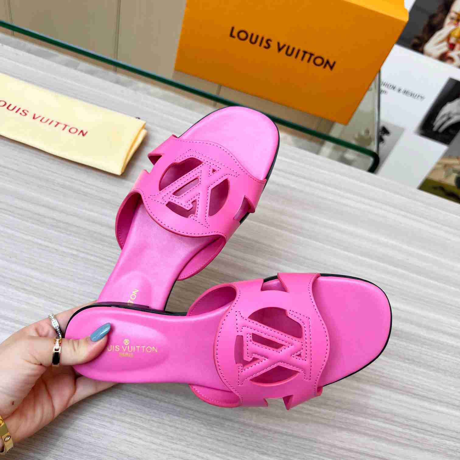 Louis Vuitton LV Isola Flat Mule   1ABP3Y - DopestKickz