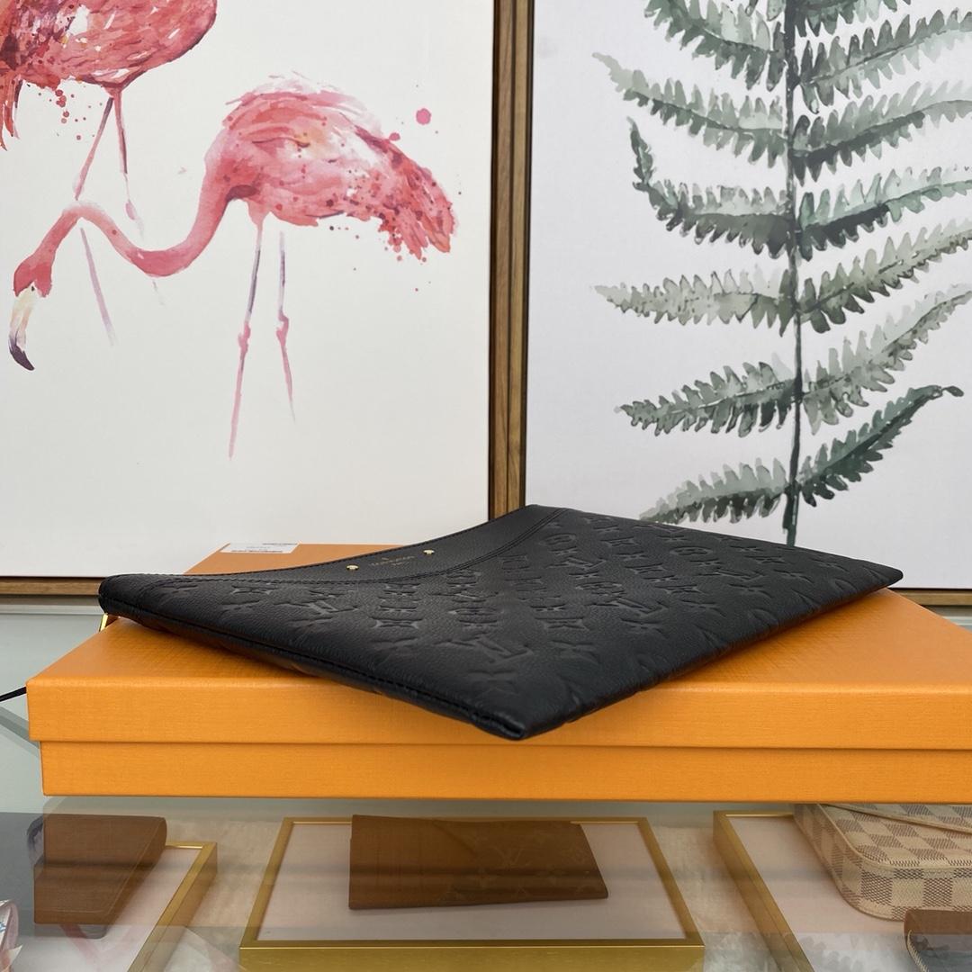 Louis Vuitton Daily Pouch  (29.5 x 21x 1cm)  M62937 - DopestKickz