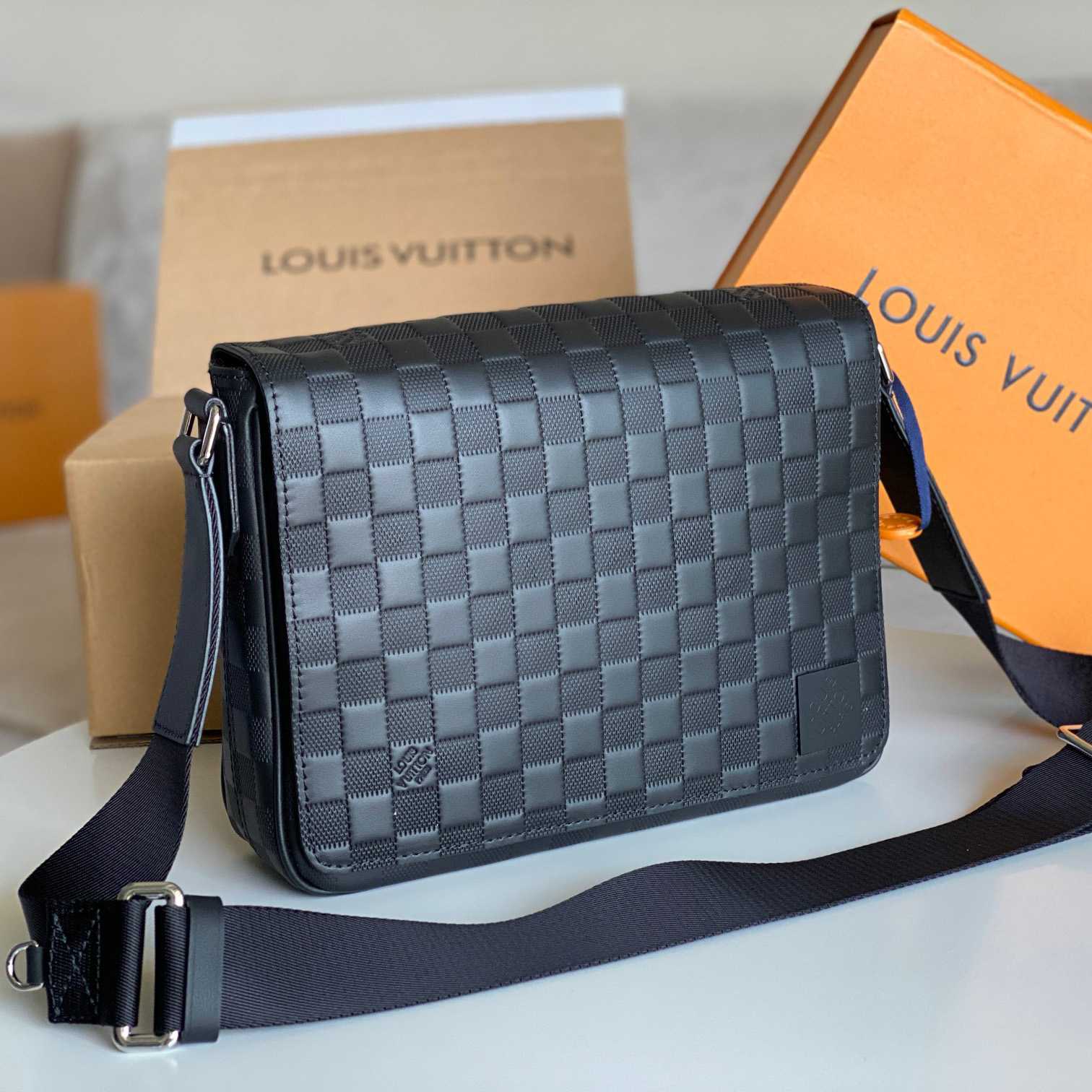 Louis Vuitton District PM (26 x 20 x 7cm)   N42711 - DopestKickz