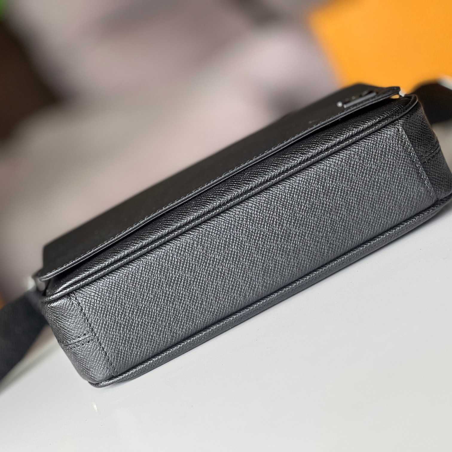 Louis Vuitton District PM (26 x 20 x 7cm)   M30850 - DopestKickz