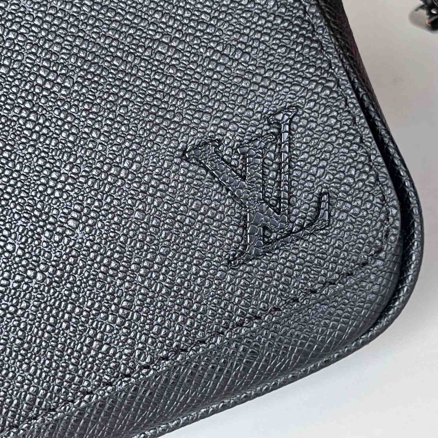 Louis Vuitton District PM (26 x 20 x 7cm)   M30850 - DopestKickz