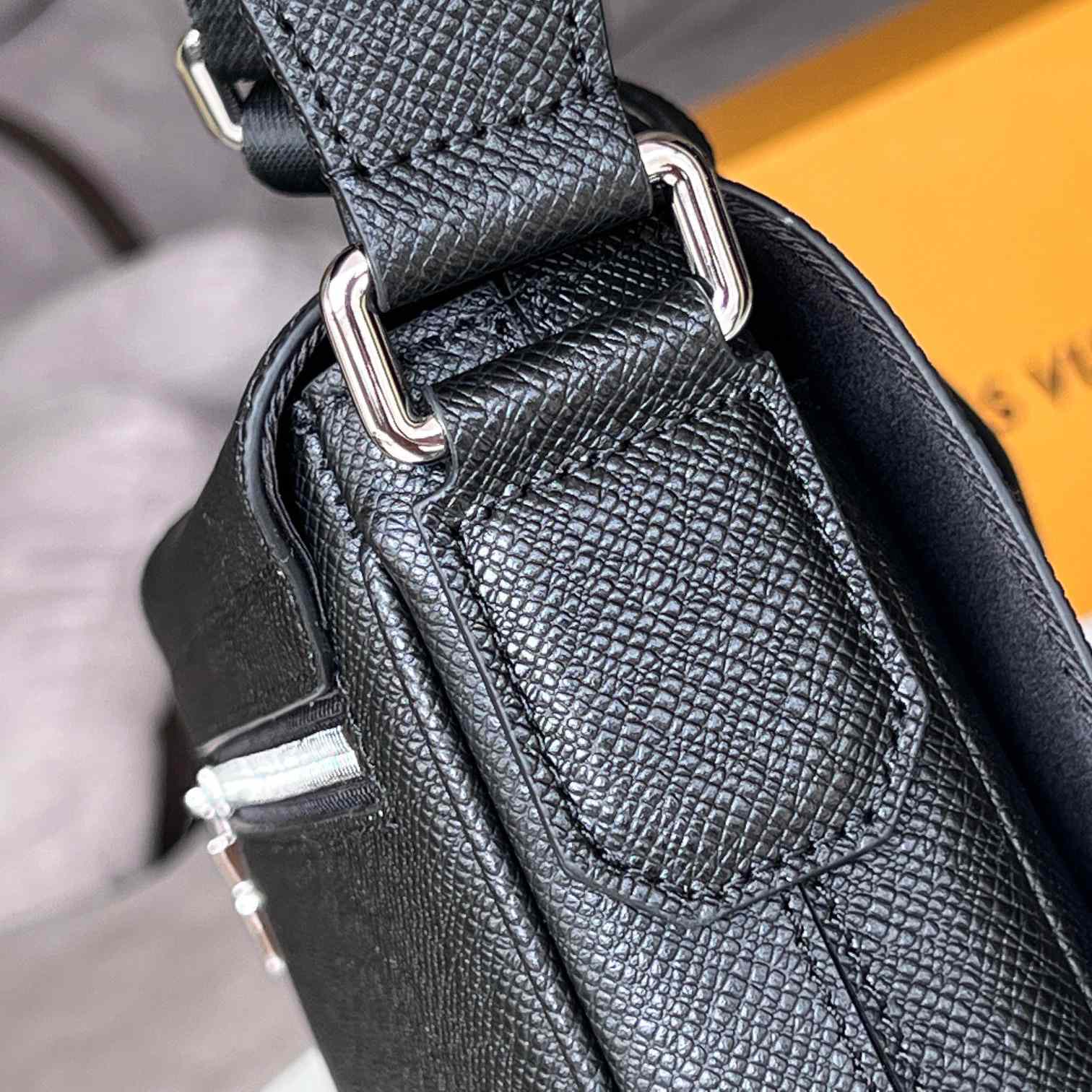 Louis Vuitton District PM (26 x 20 x 7cm)   M30850 - DopestKickz