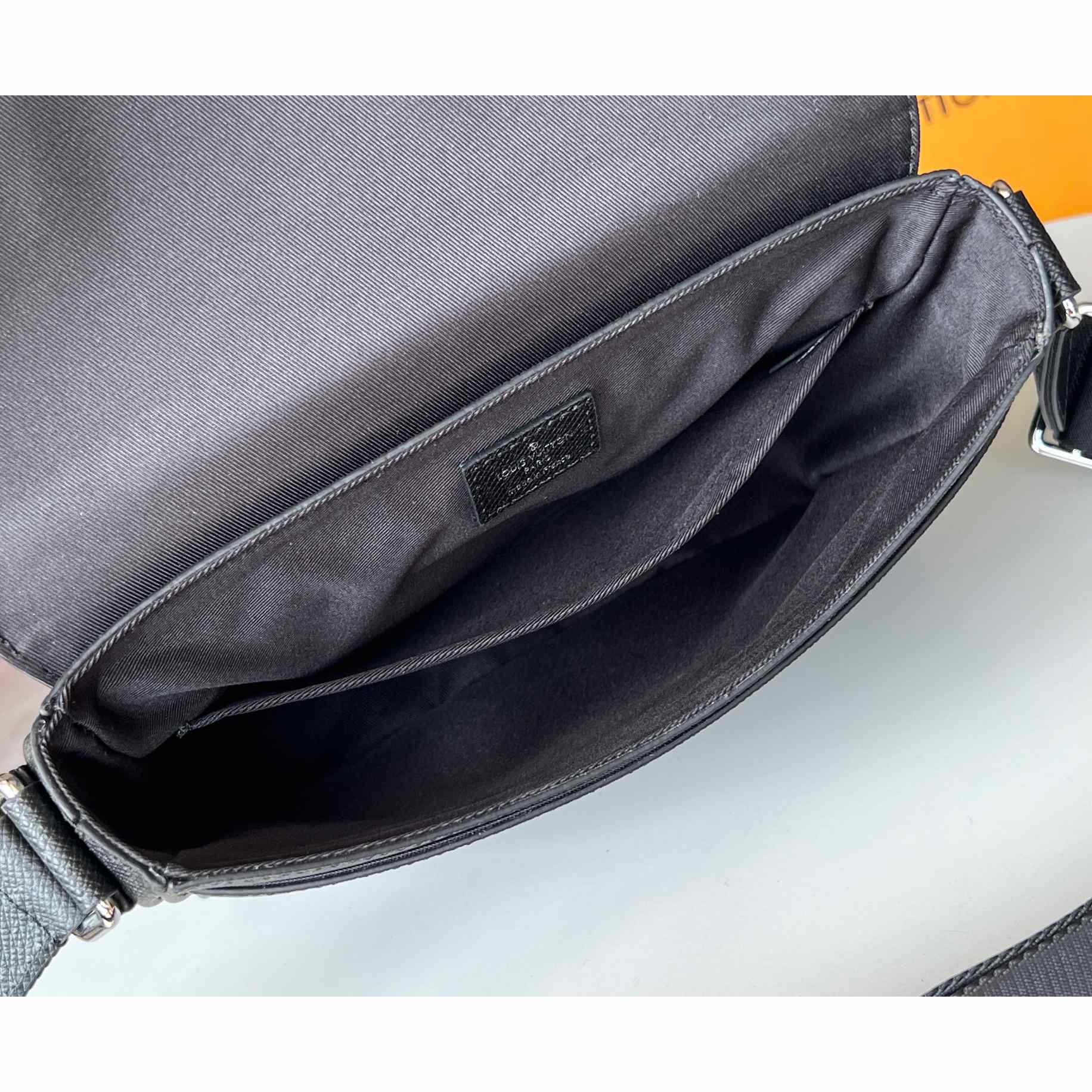 Louis Vuitton District PM (26 x 20 x 7cm)   M30850 - DopestKickz