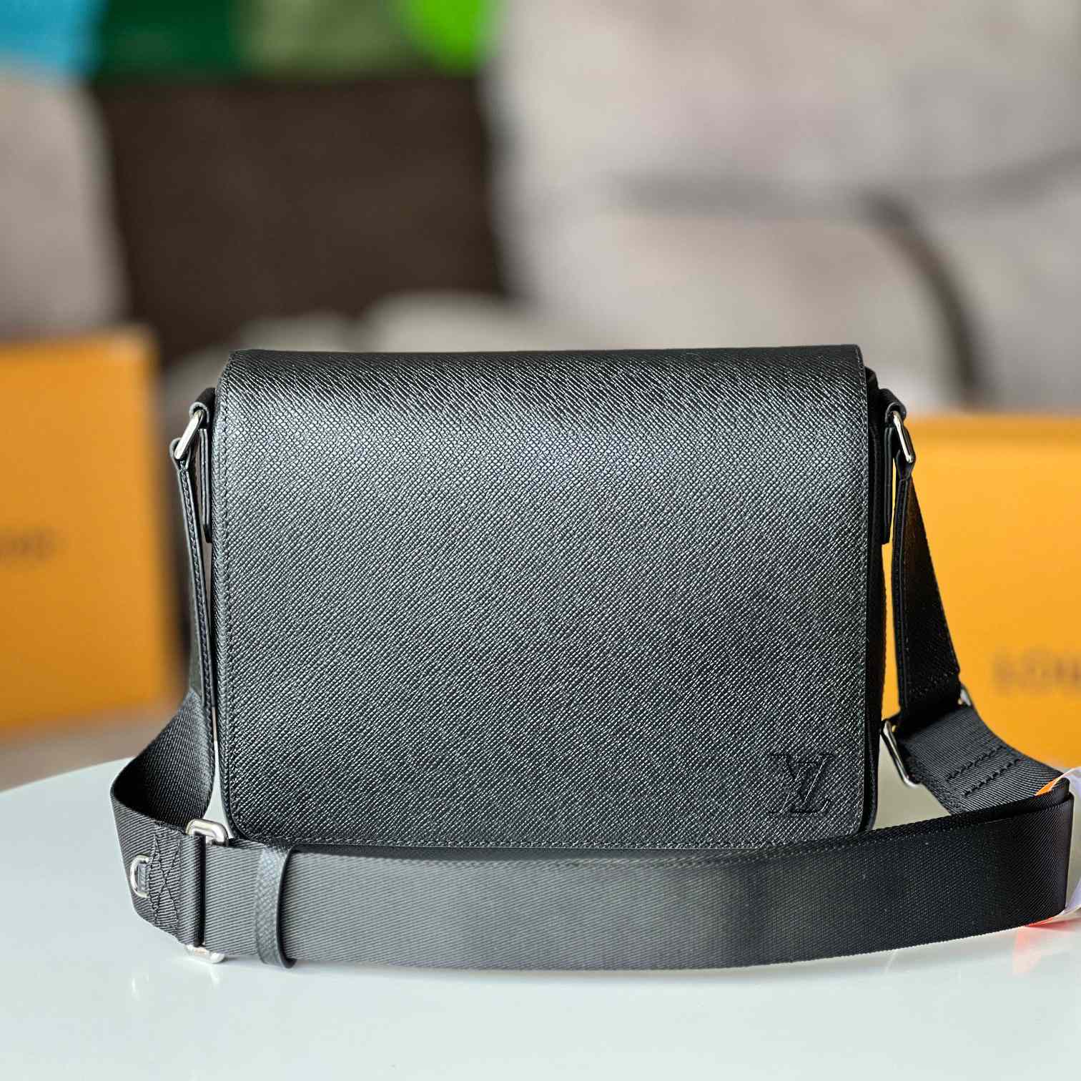 Louis Vuitton District PM (26 x 20 x 7cm)   M30850 - DopestKickz