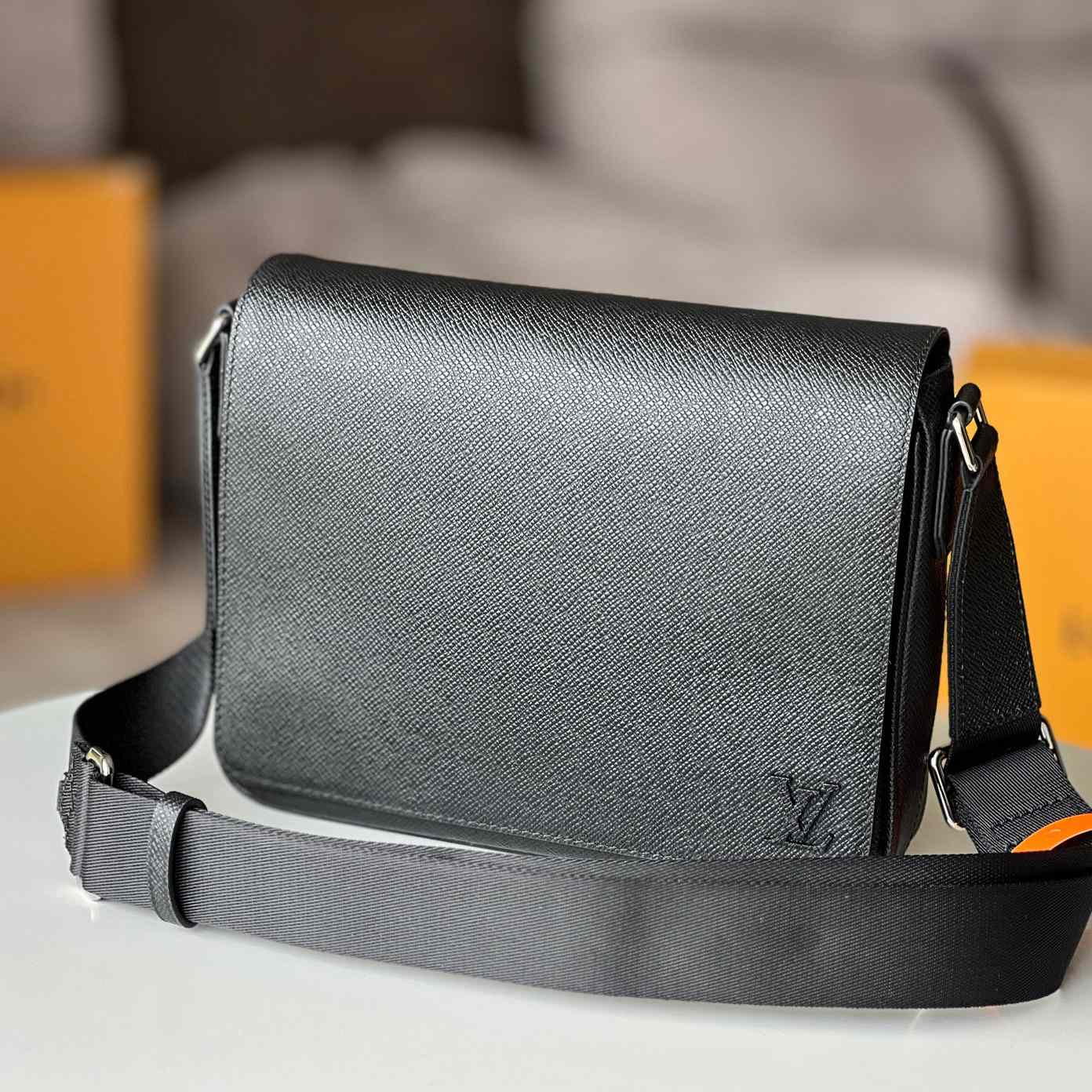 Louis Vuitton District PM (26 x 20 x 7cm)   M30850 - DopestKickz