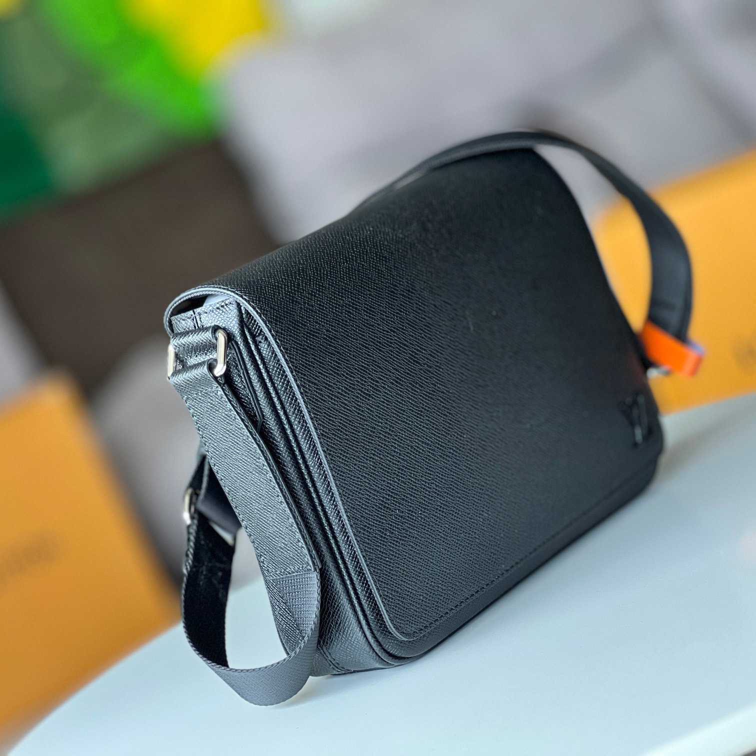 Louis Vuitton District PM (26 x 20 x 7cm)   M30850 - DopestKickz