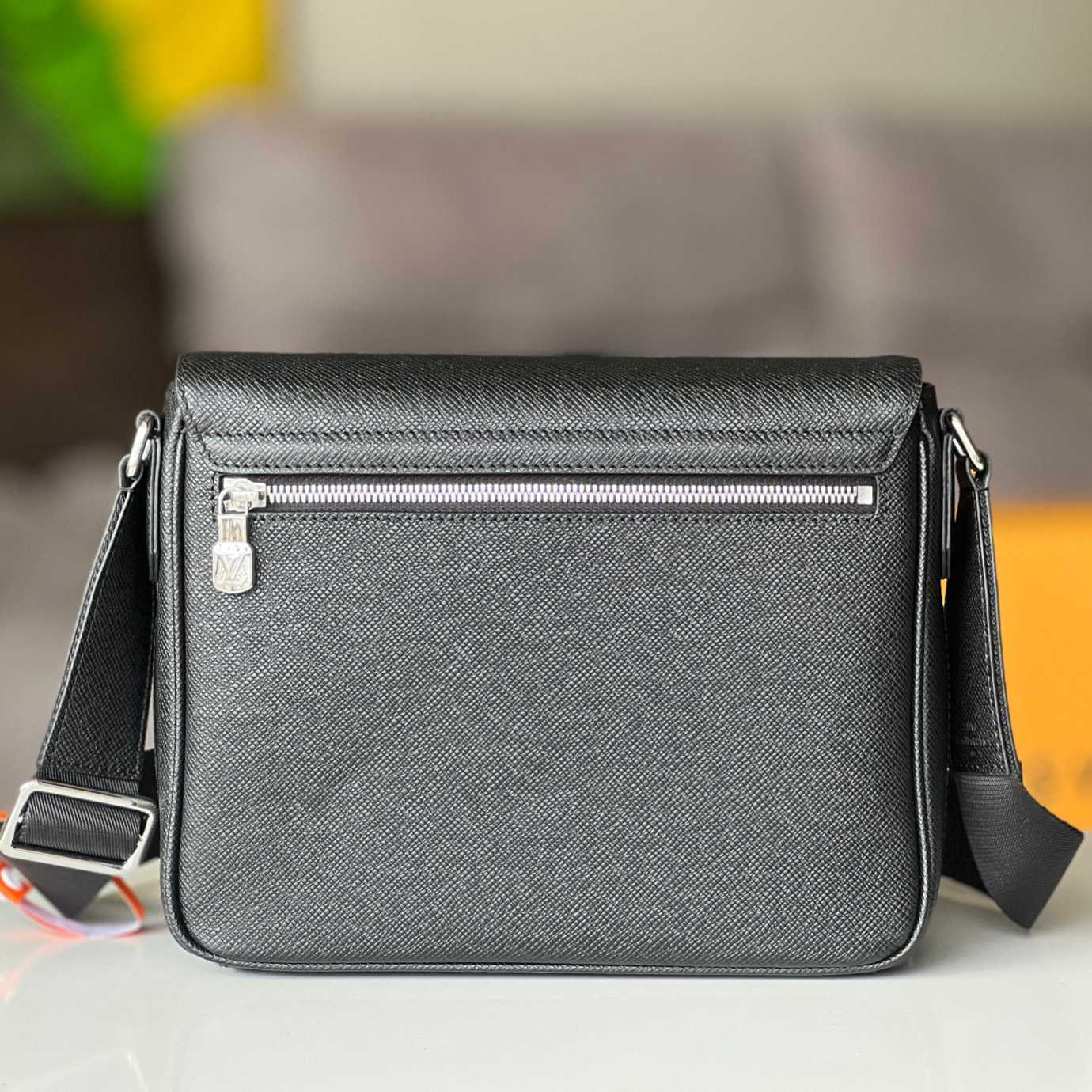 Louis Vuitton District PM (26 x 20 x 7cm)   M30850 - DopestKickz