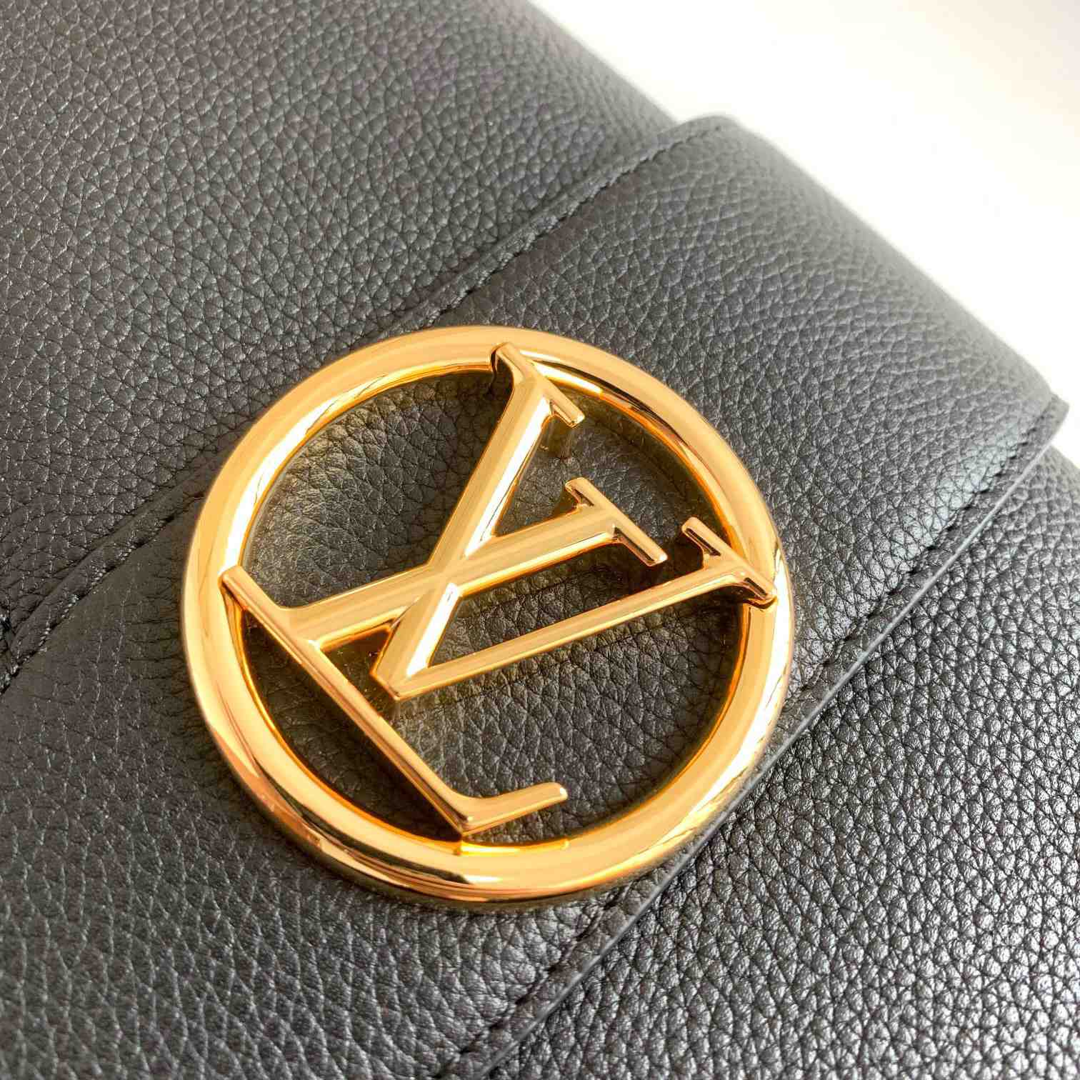 Louis Vuitton LV Pont 9 Soft MM (25 x 17.5 x 8cm) - DopestKickz