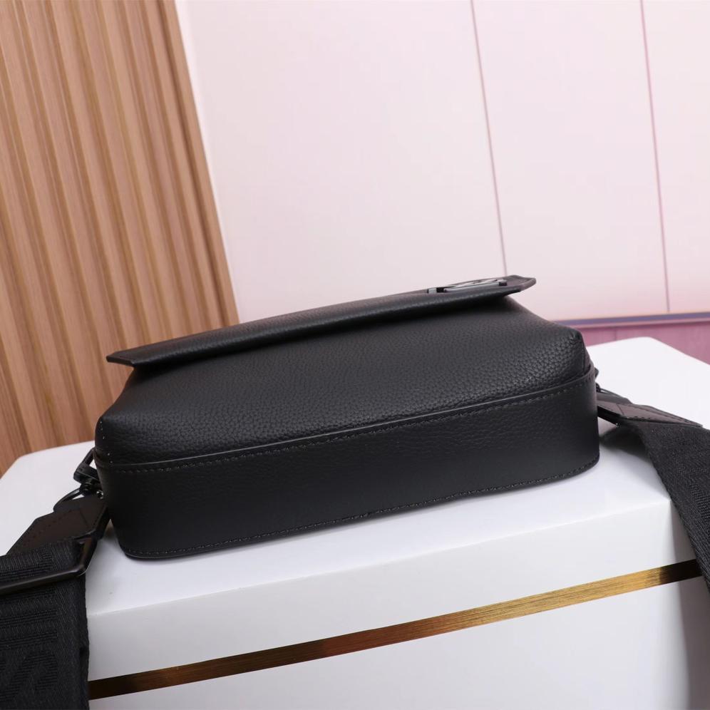 Louis Vuitton Fastline Messenger (23.5 x 18.x 7cm)   M22482 - DopestKickz