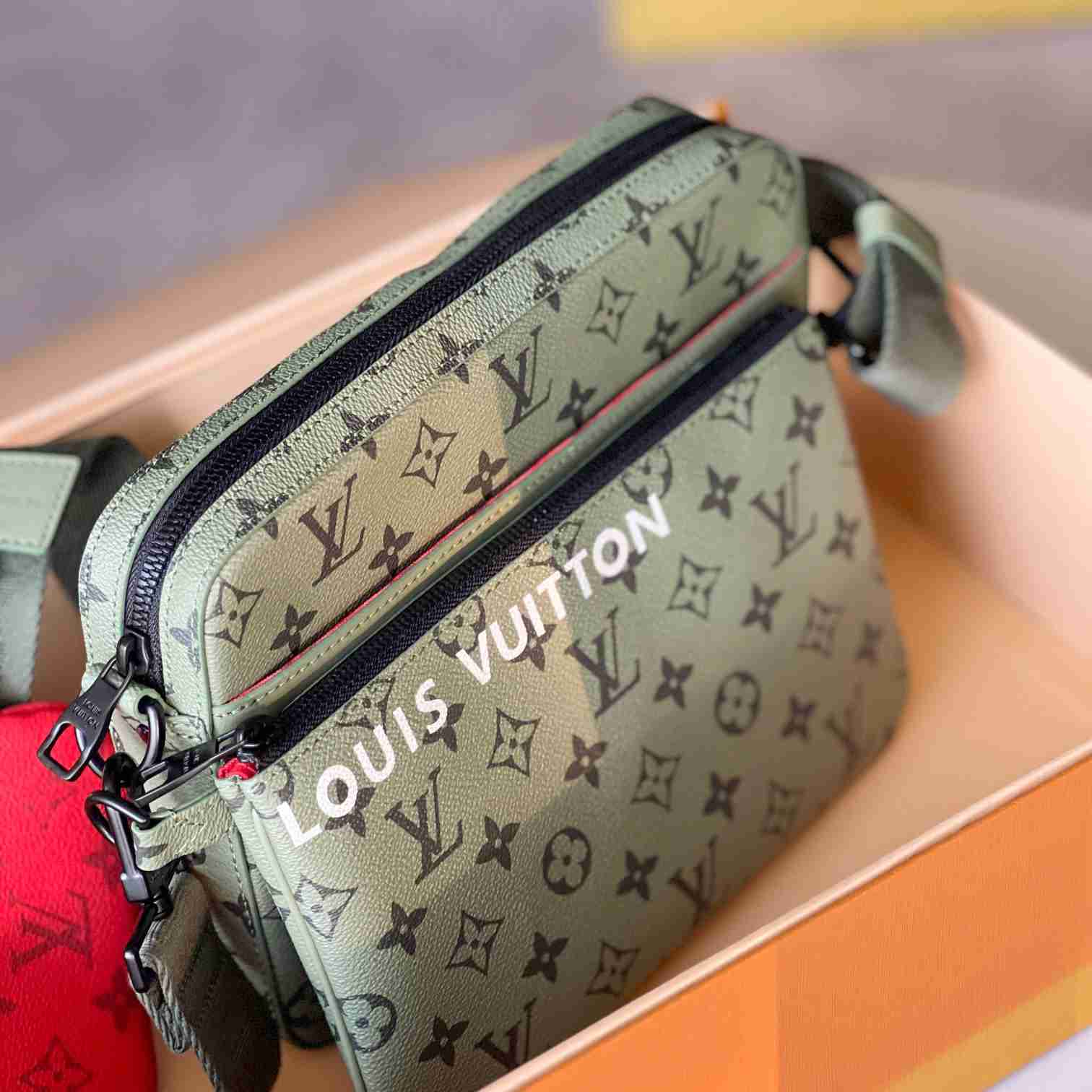Louis Vuitton Trio Messenger   M23783 - DopestKickz