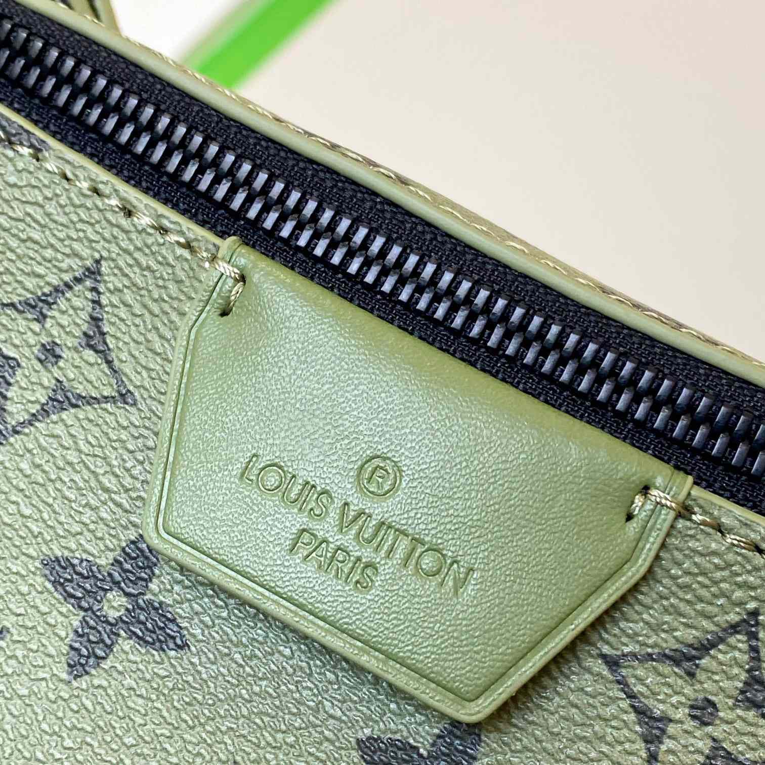 Louis Vuitton LV Moon Crossbody (24.5 x 16 x4.5cm)  M23838 - DopestKickz