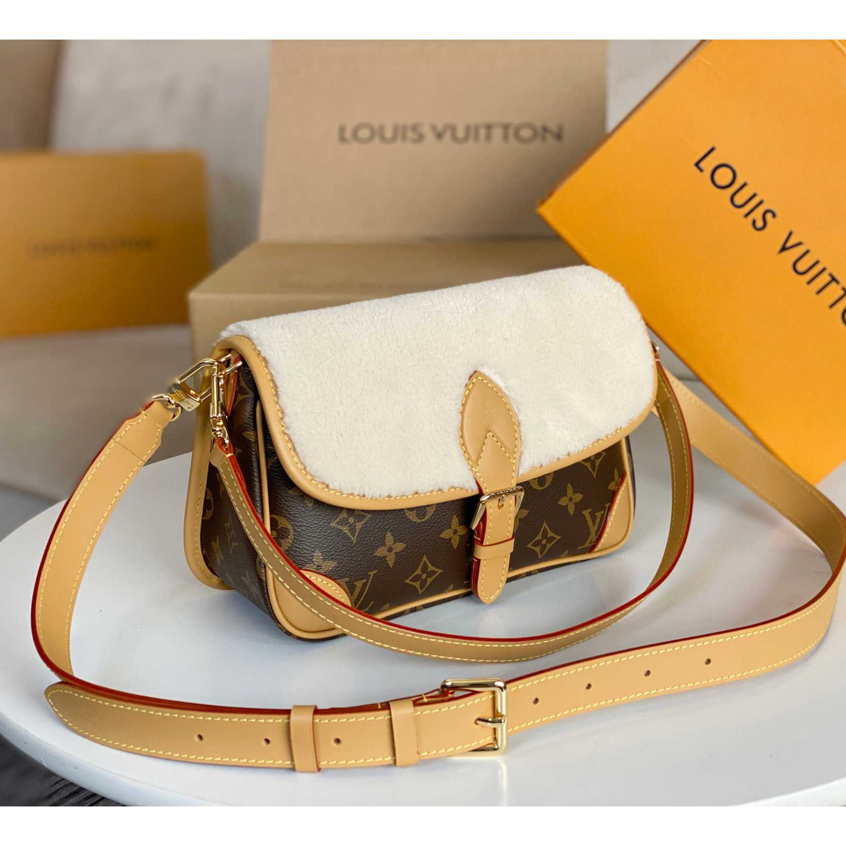 Louis Vuitton Diane (24 x 15 x 9cm)  M46317 - DopestKickz