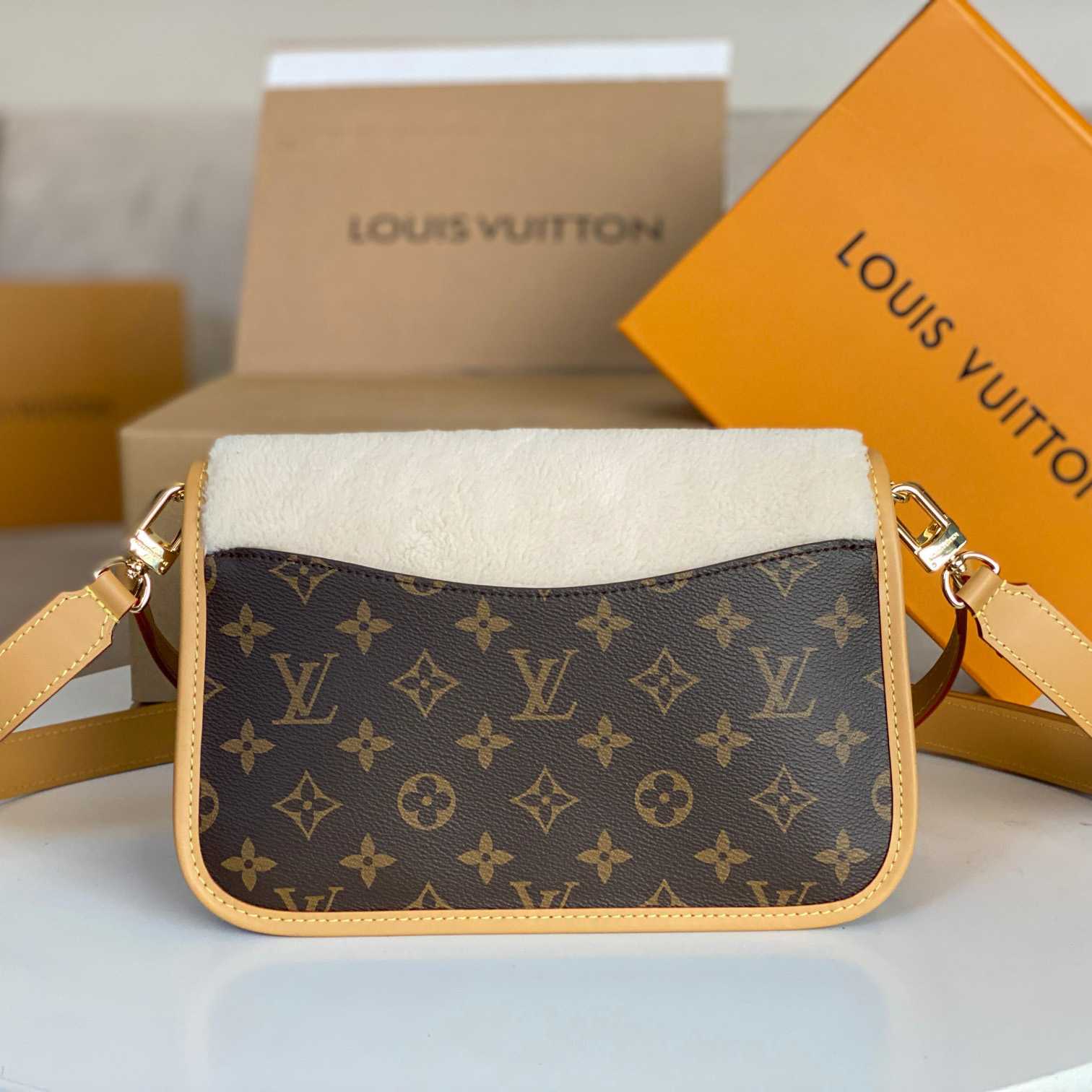 Louis Vuitton Diane (24 x 15 x 9cm)  M46317 - DopestKickz