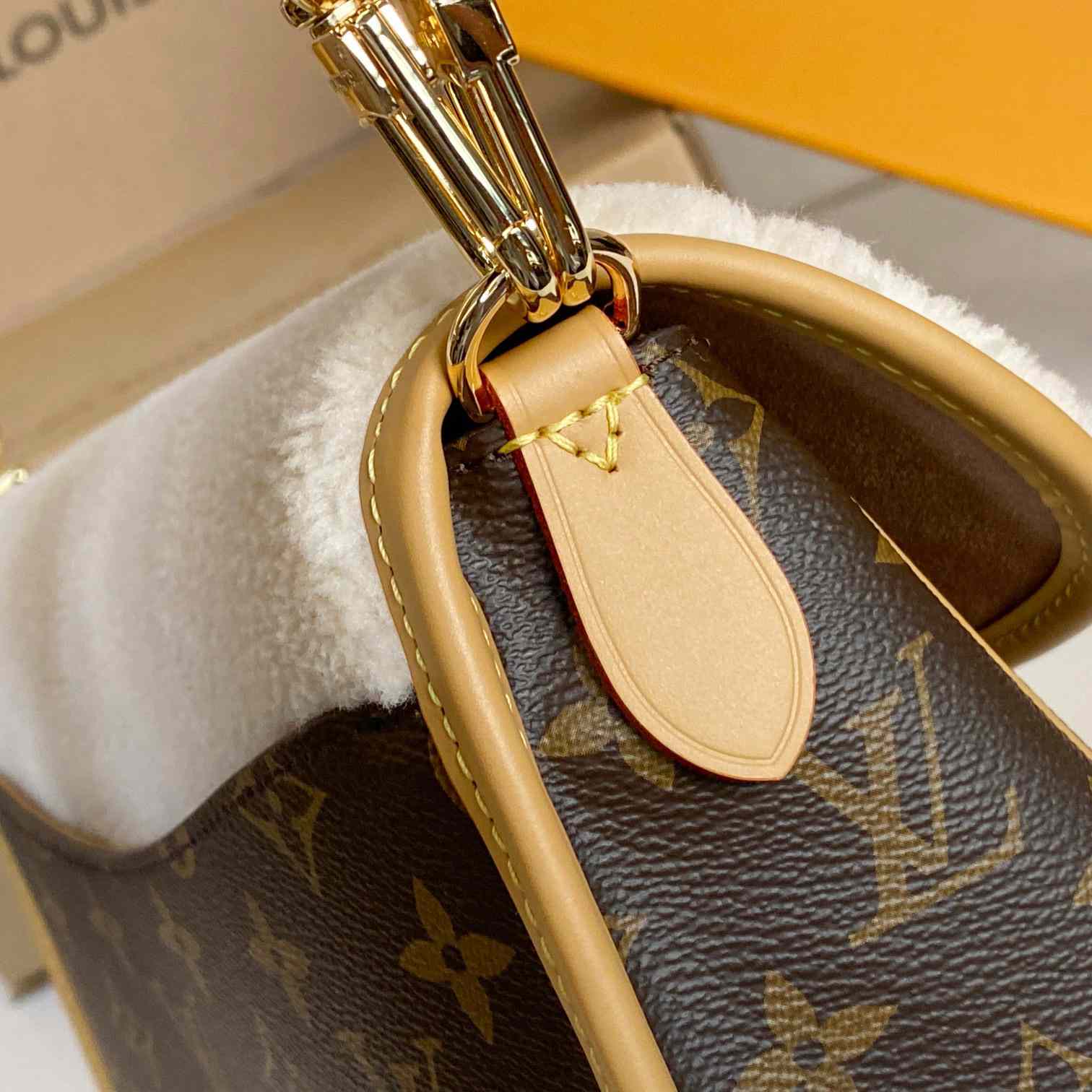 Louis Vuitton Diane (24 x 15 x 9cm)  M46317 - DopestKickz