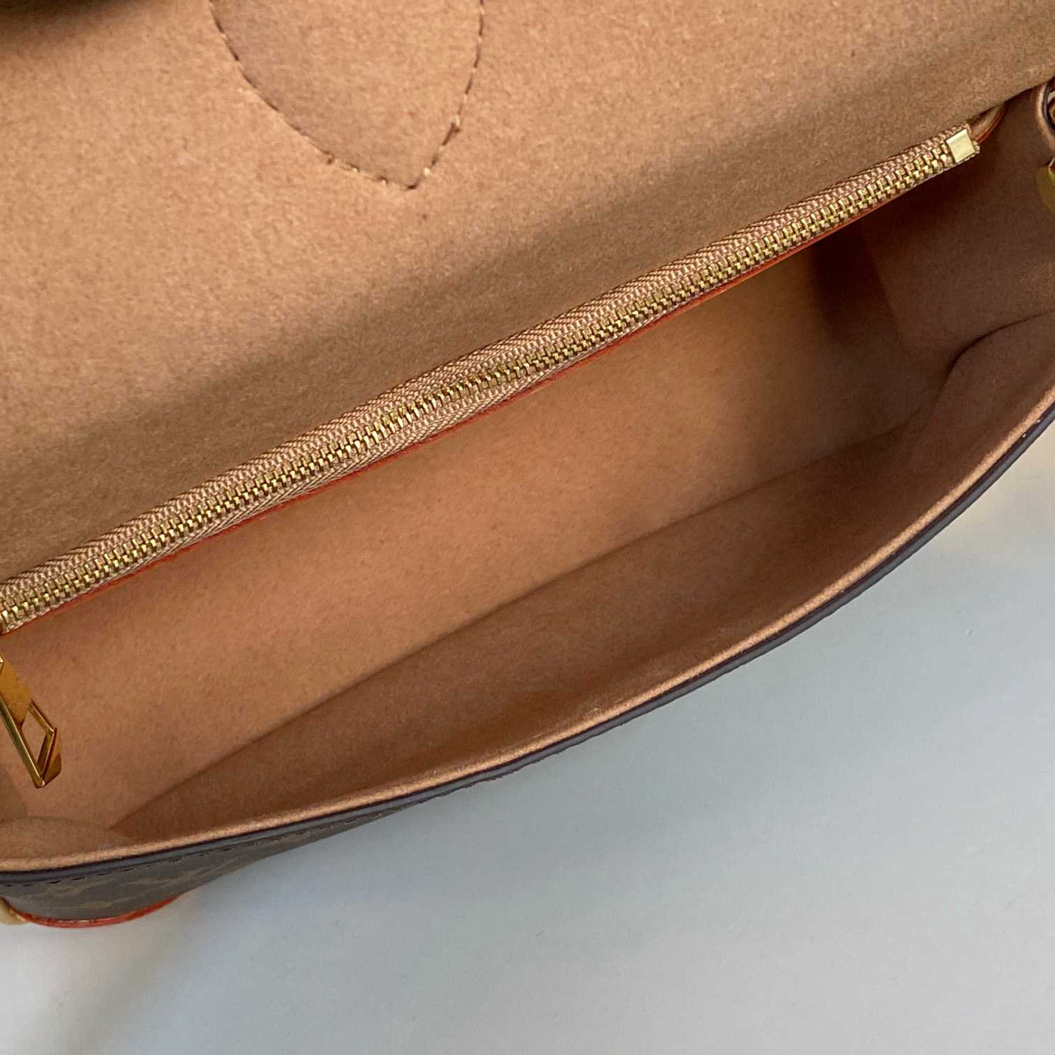 Louis Vuitton Diane (24 x 15 x 9cm)  M46317 - DopestKickz