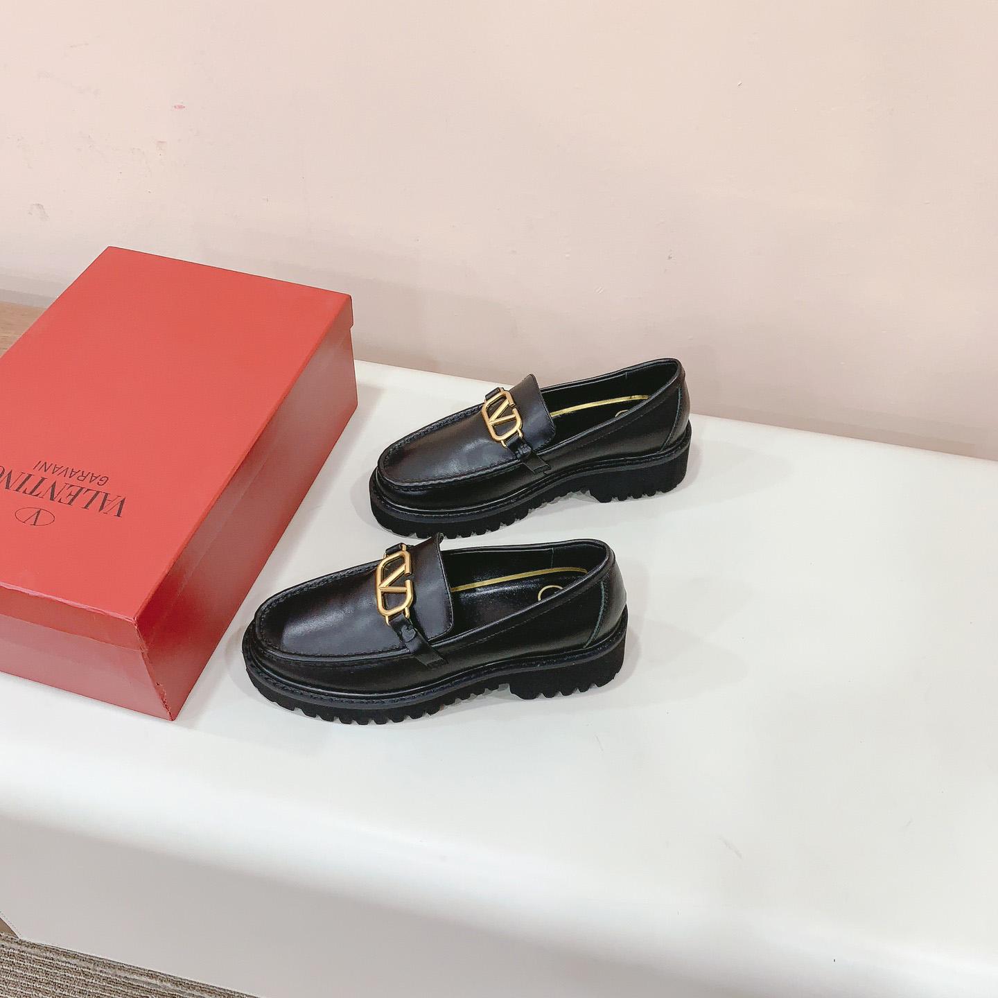 Valenti Garavani Vlogo Leather Loafer - DopestKickz