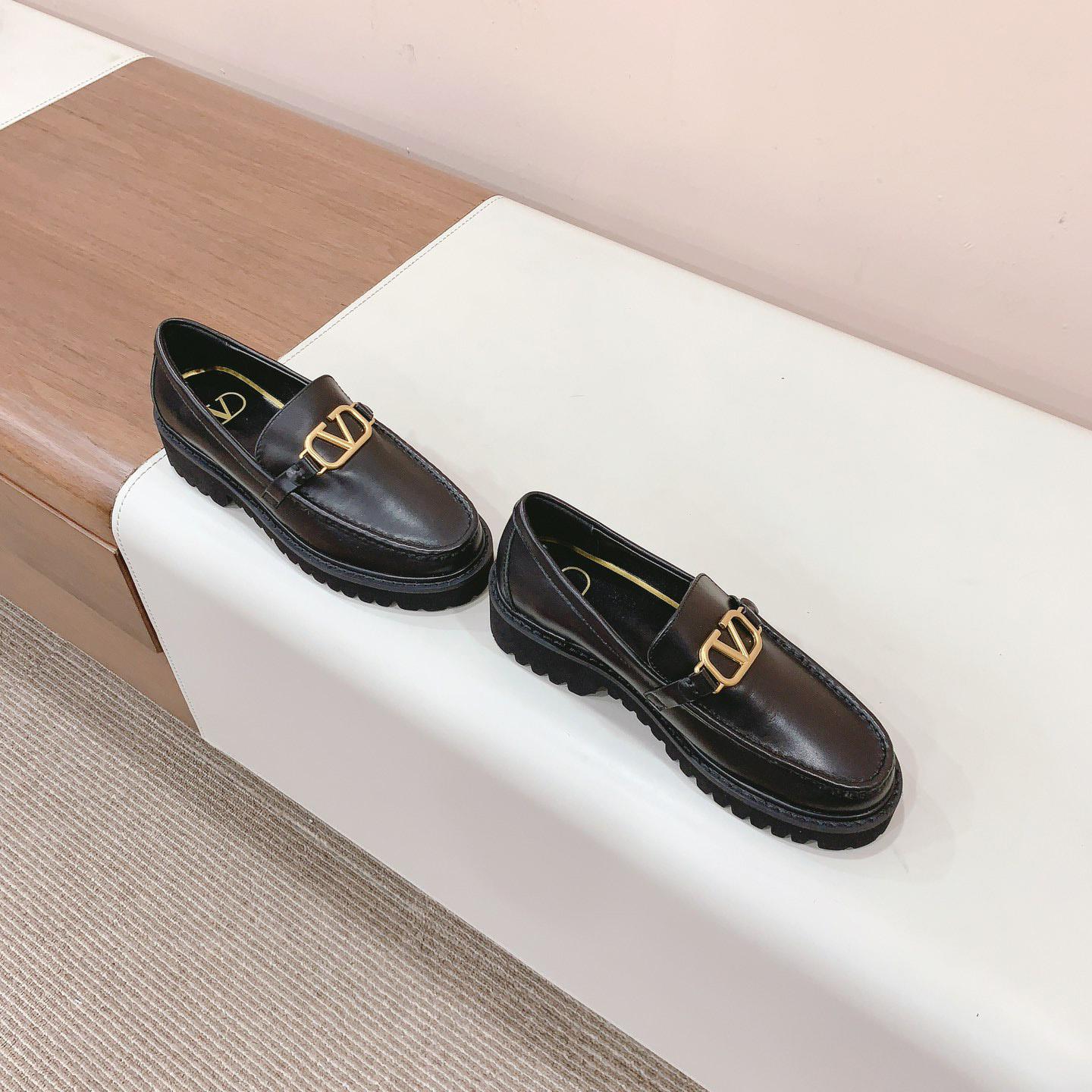 Valenti Garavani Vlogo Leather Loafer - DopestKickz