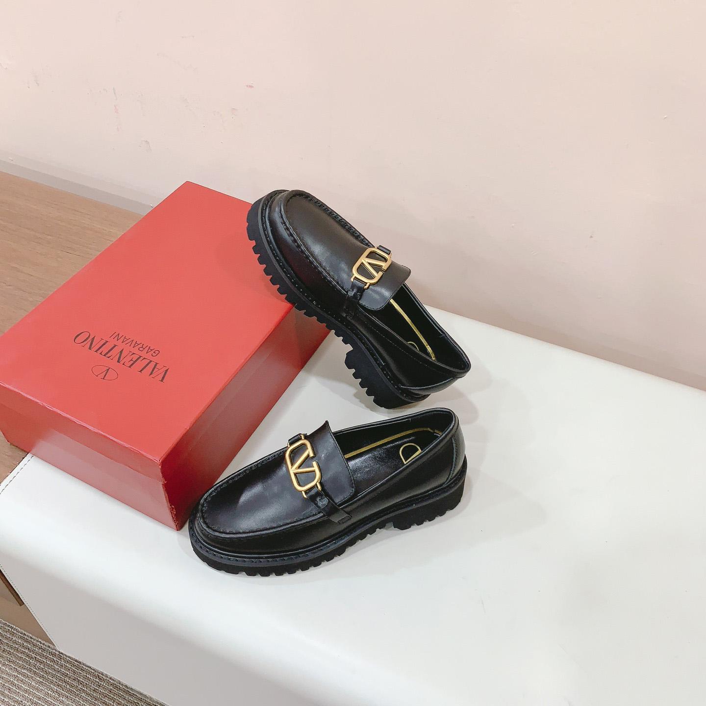 Valenti Garavani Vlogo Leather Loafer - DopestKickz