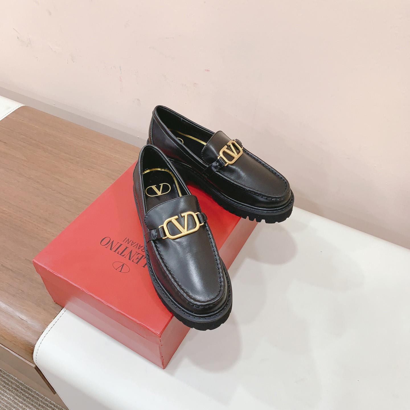 Valenti Garavani Vlogo Leather Loafer - DopestKickz