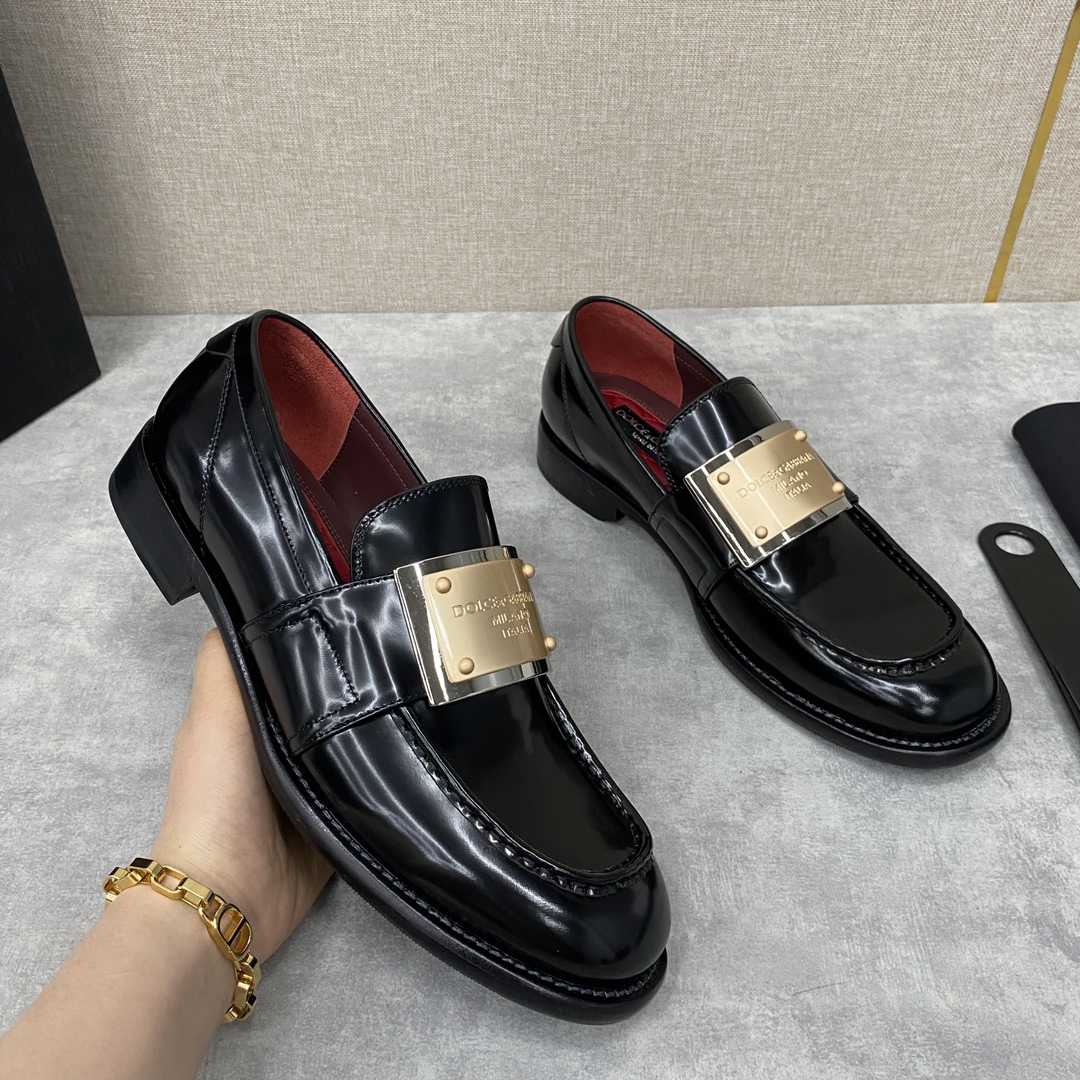 Dolce & Gabbana Bernini Logo-plaque Leather Loafers In Black - DopestKickz