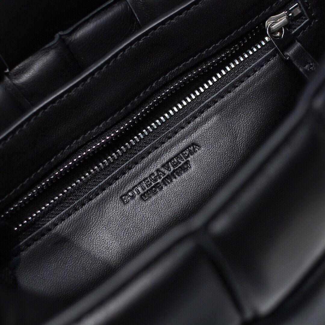 Bottega Veneta Padded Cassette Bag(26*18*8CM) - DopestKickz