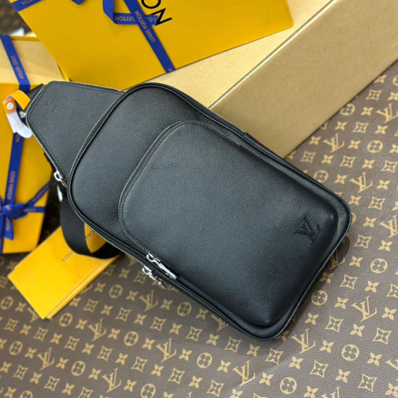 Louis Vuitton Avenue Slingbag NM    M30863 - DopestKickz