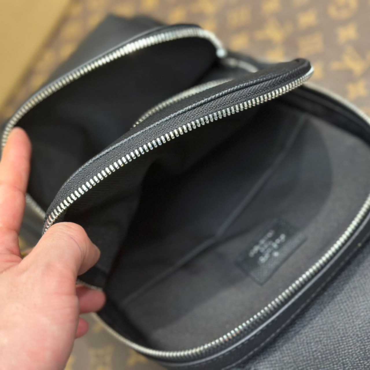 Louis Vuitton Avenue Slingbag NM    M30863 - DopestKickz