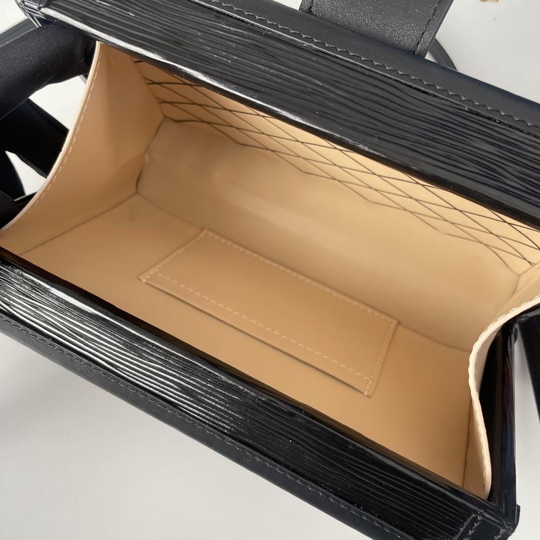 Louis Vuitton Petite Malle     M59179 - DopestKickz