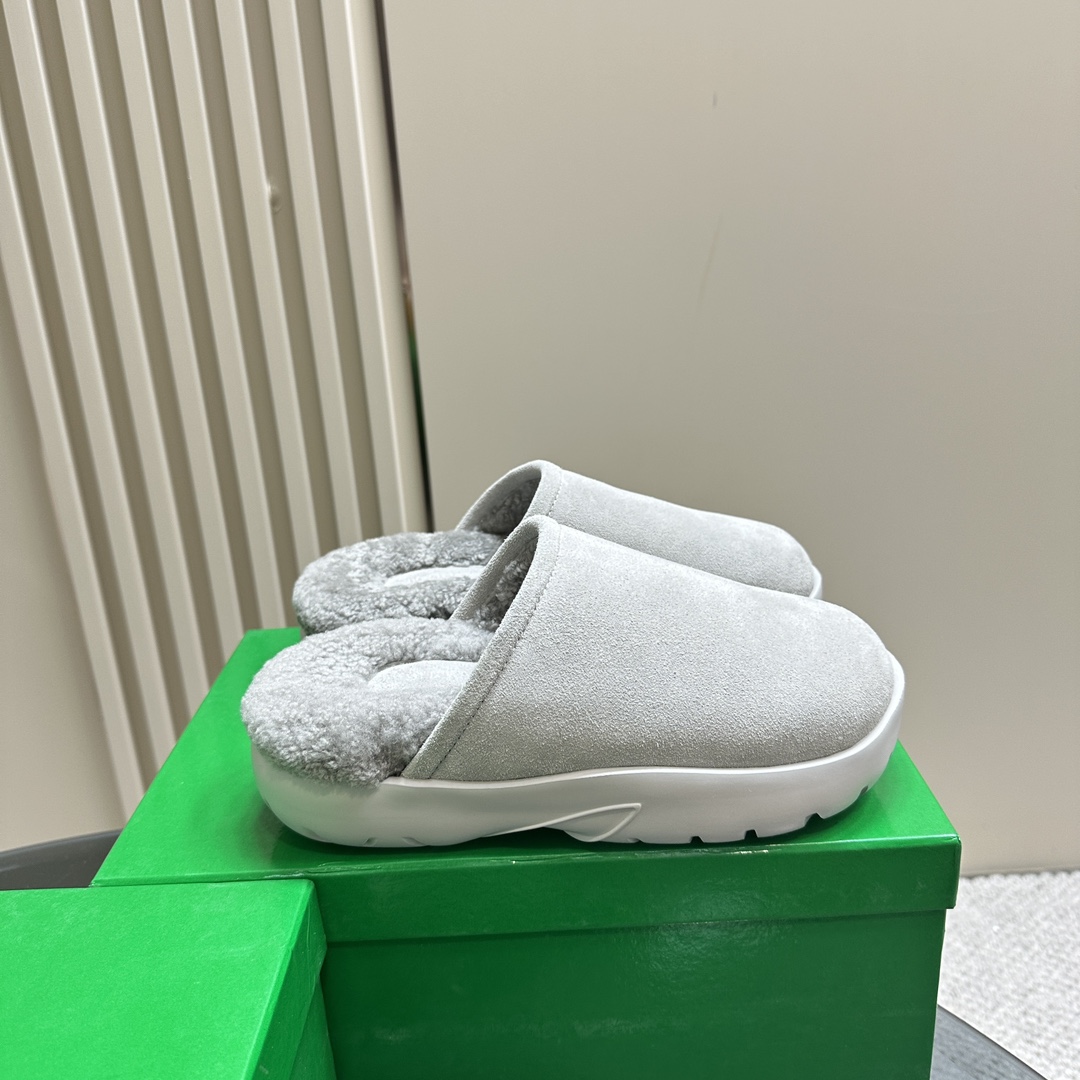 Bottega Veneta Calfskin Flat Snap Slippers - DopestKickz