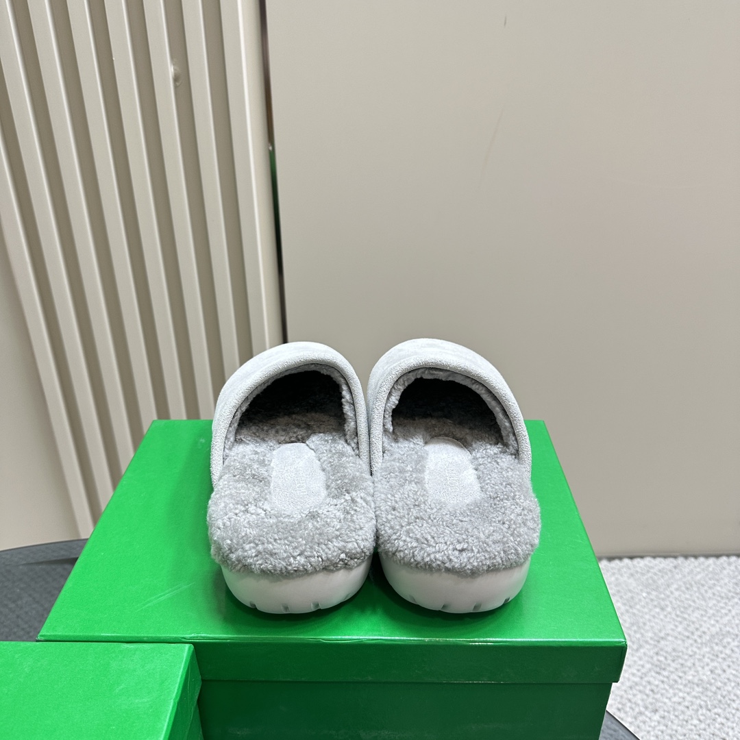 Bottega Veneta Calfskin Flat Snap Slippers - DopestKickz