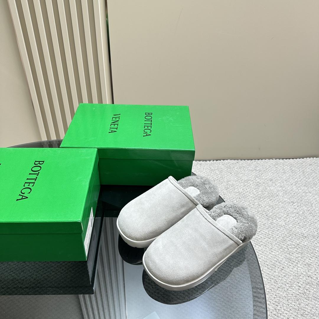 Bottega Veneta Calfskin Flat Snap Slippers - DopestKickz