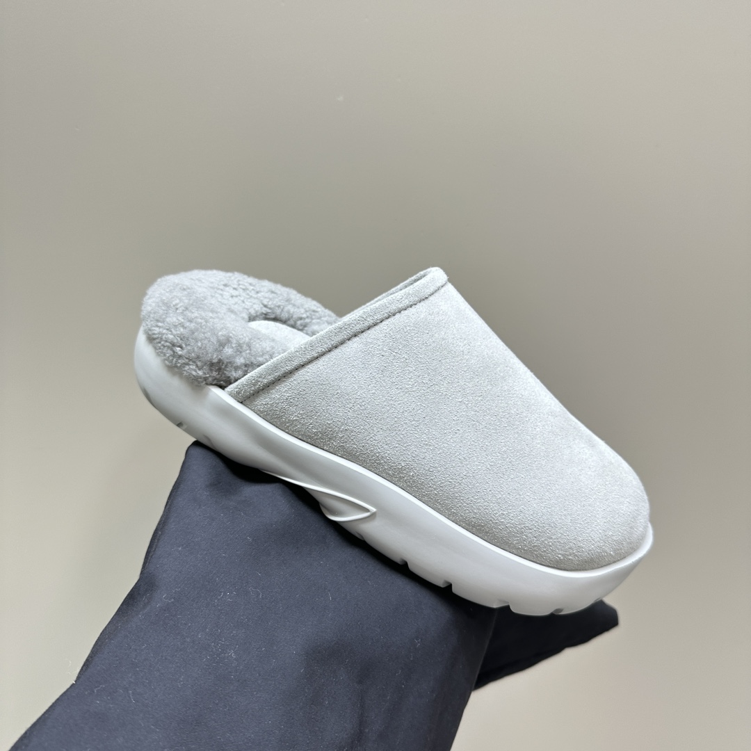 Bottega Veneta Calfskin Flat Snap Slippers - DopestKickz