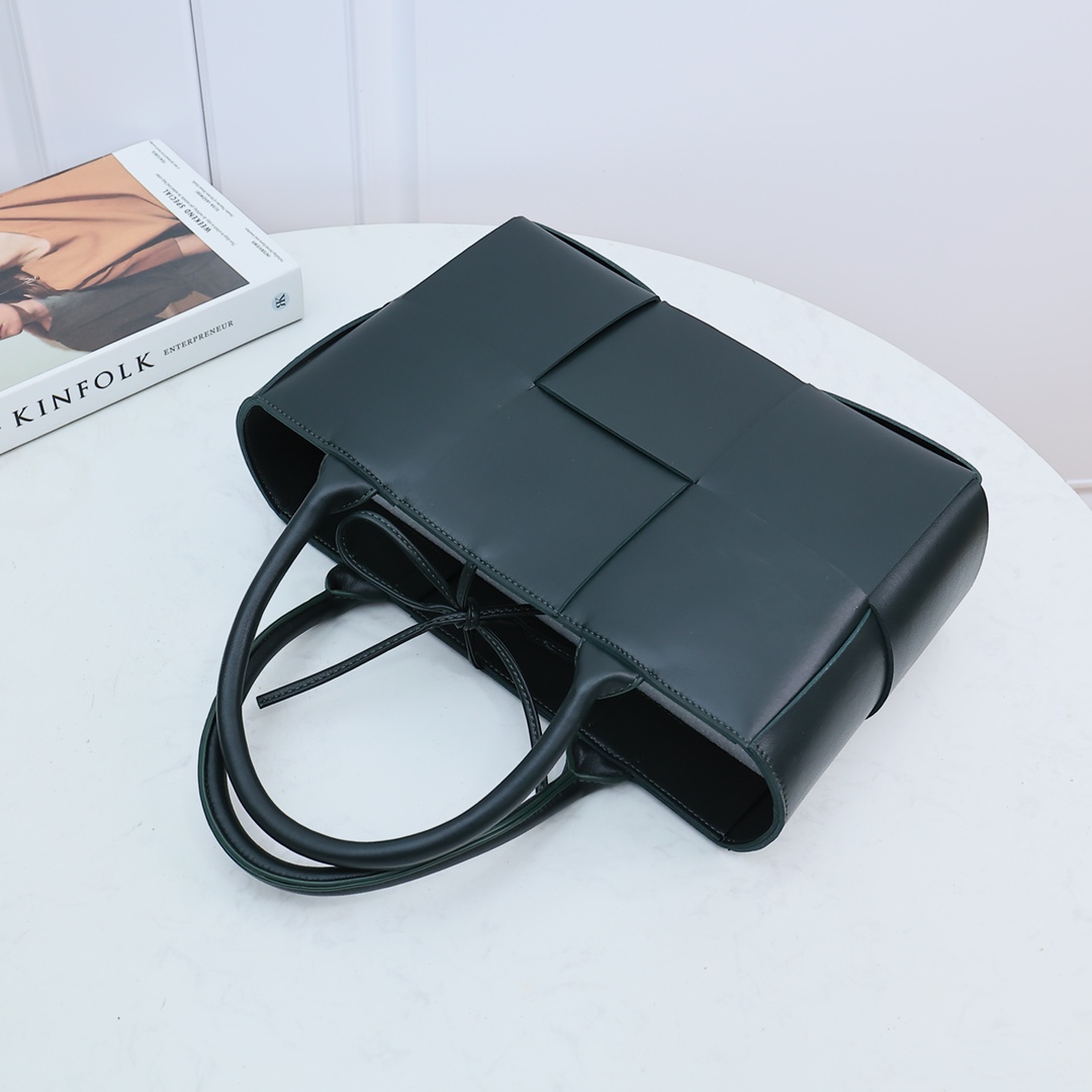 Bottega Veneta Small Arco Tote Bag - DopestKickz