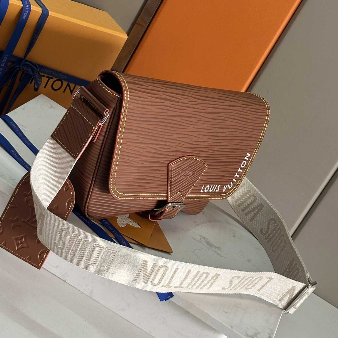 Louis Vuitton Montsouris Messenger   M23097 - DopestKickz