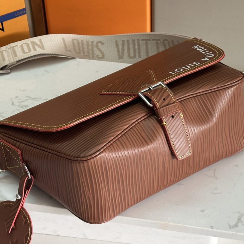 Louis Vuitton Montsouris Messenger   M23097 - DopestKickz