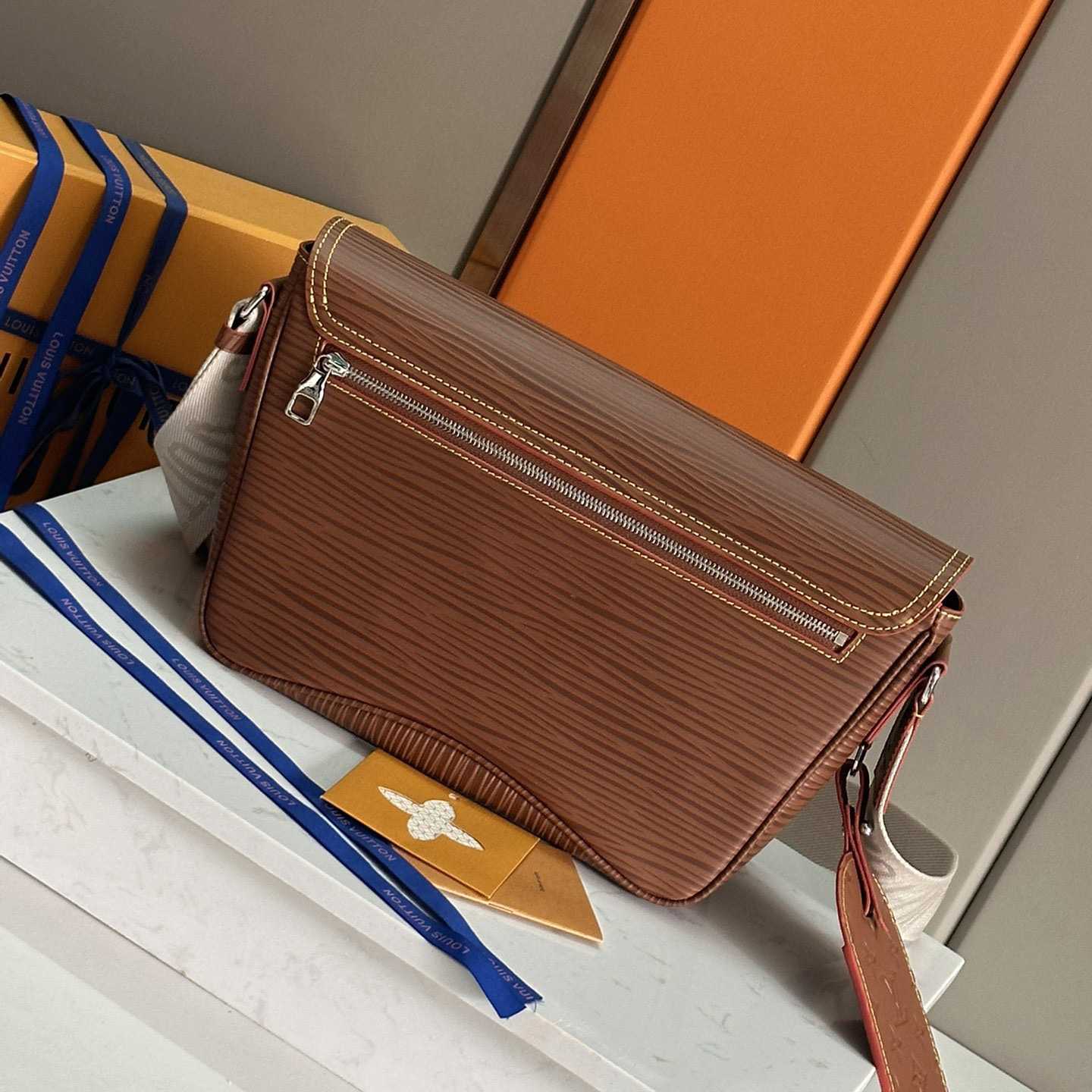 Louis Vuitton Montsouris Messenger   M23097 - DopestKickz