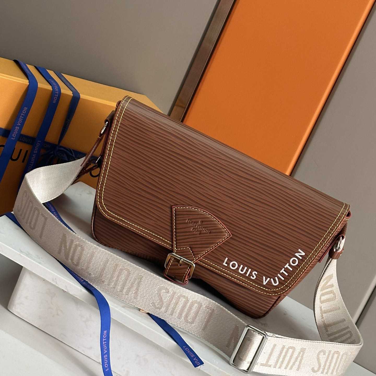 Louis Vuitton Montsouris Messenger   M23097 - DopestKickz